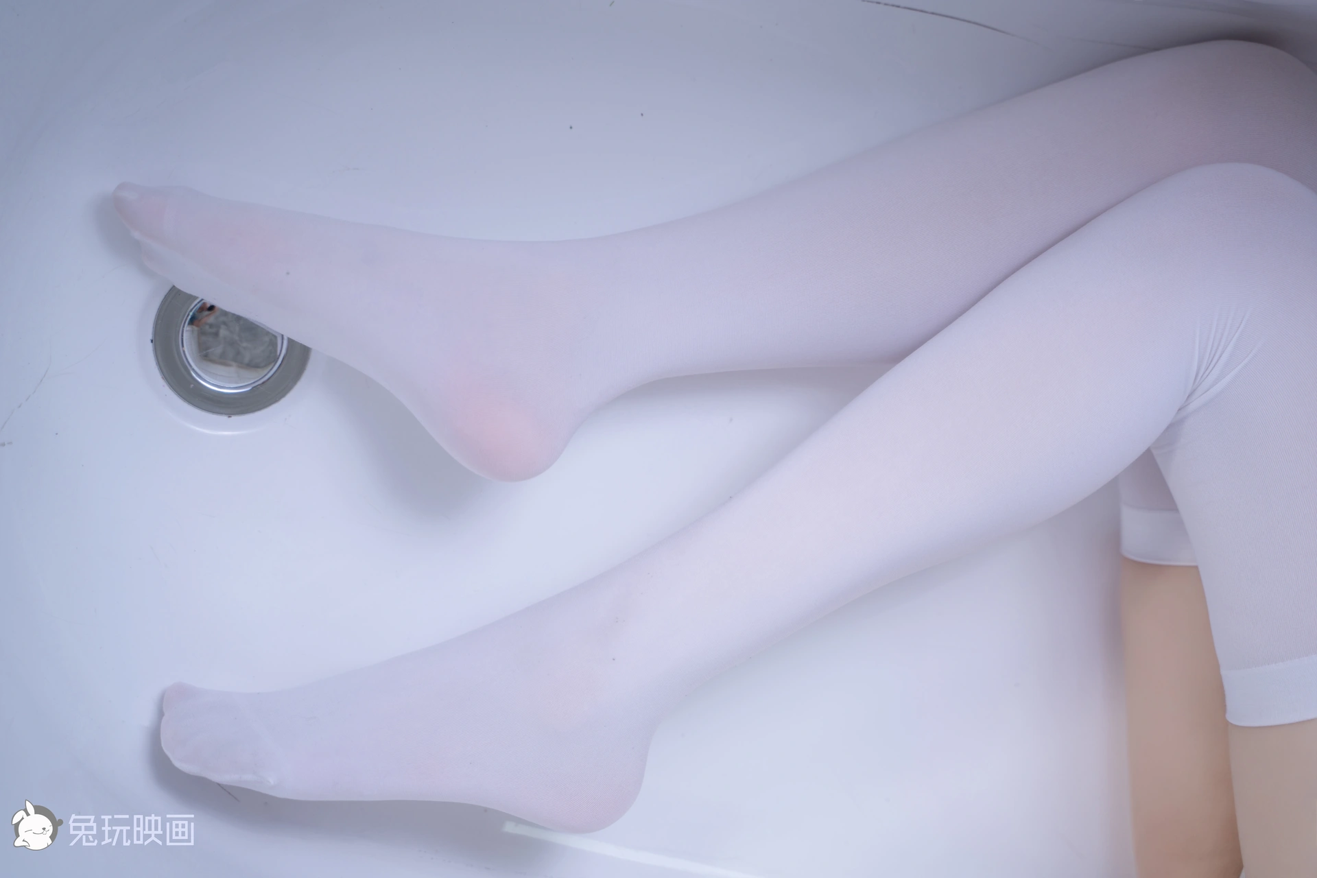 C07.008 浴缸里的红裙白丝 [42P-775MB]