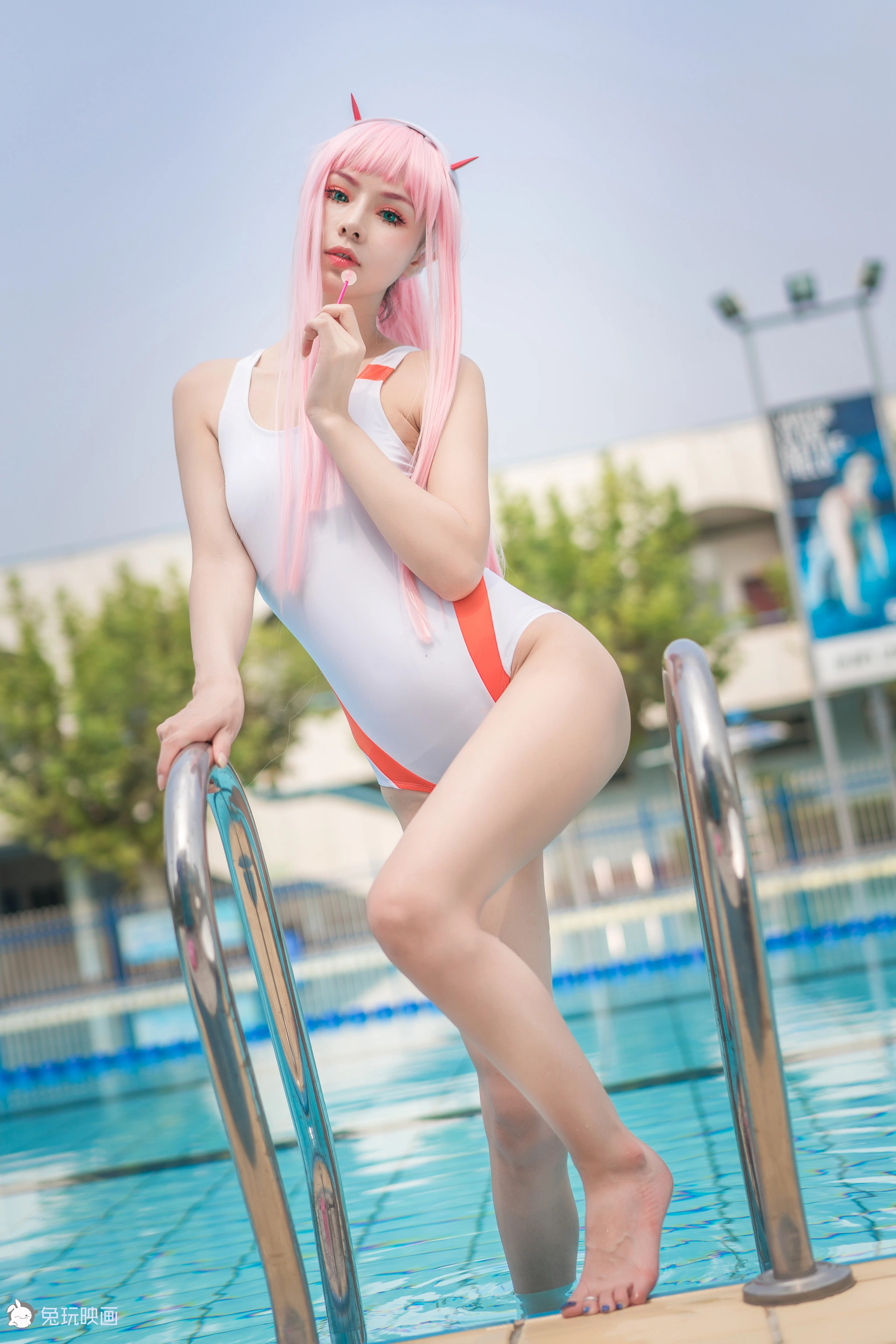 兔玩映画 夏日泳装 Vol.012 泳池边 [44P-556MB]