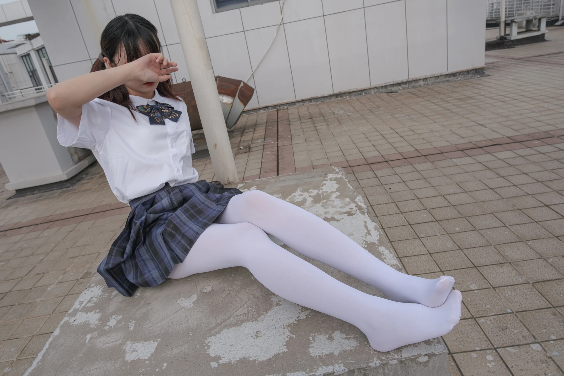 森萝财团 月下-02 小夜 双马尾白丝JK制服 80D 户外真空 [102P1V-2.18GB]