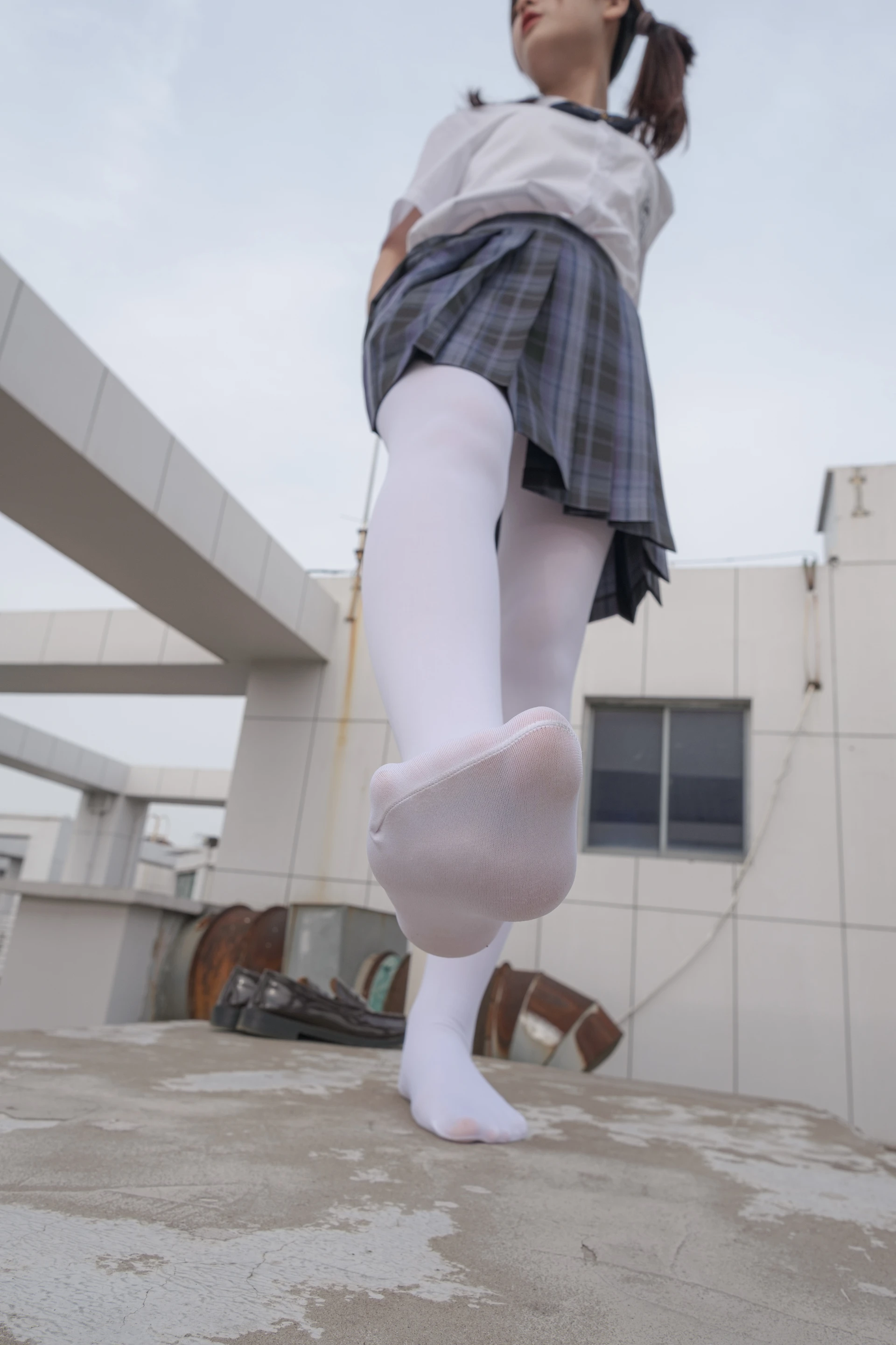森萝财团 月下-02 小夜 双马尾白丝JK制服 80D 户外真空 [102P1V-2.18GB]