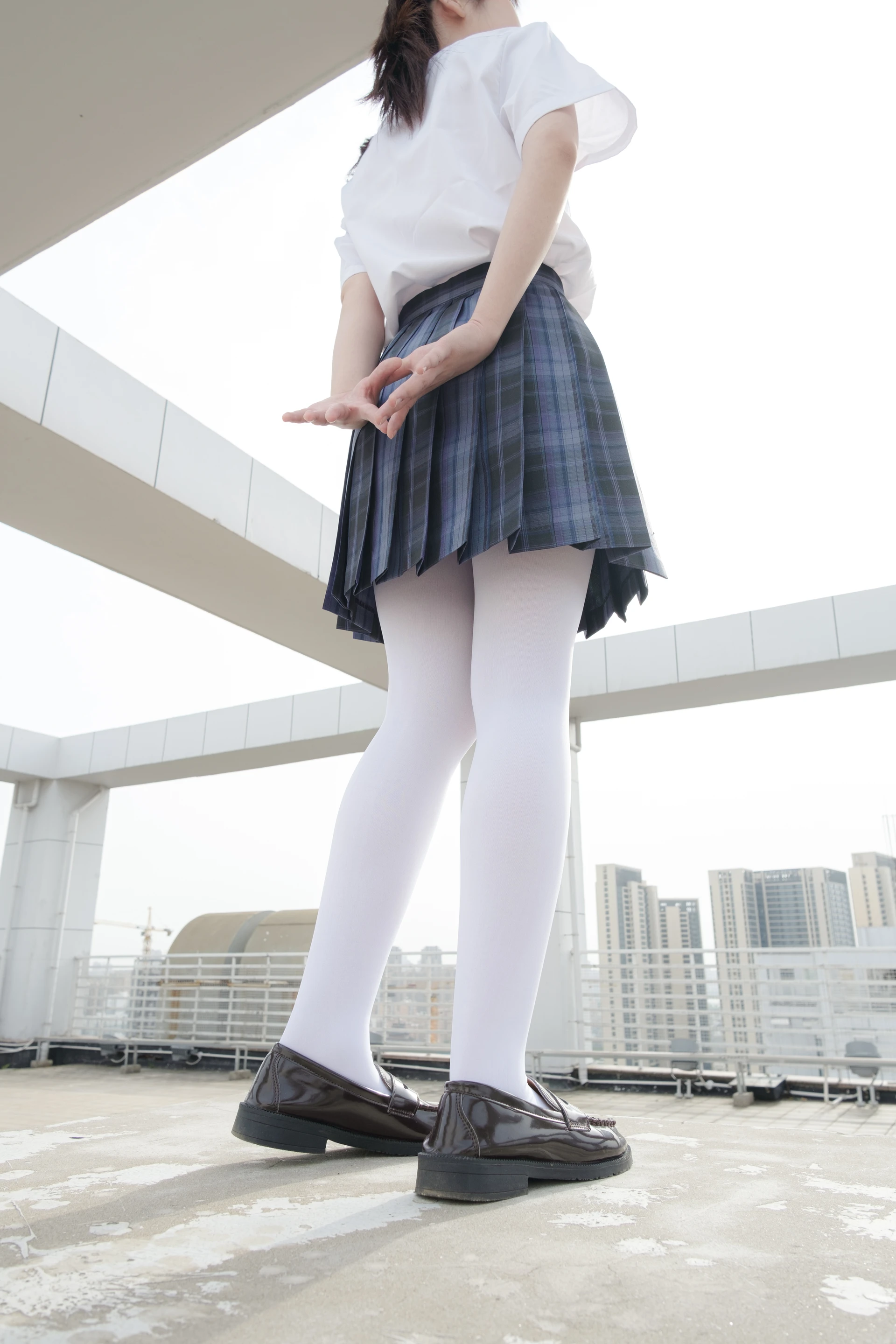 森萝财团 月下-02 小夜 双马尾白丝JK制服 80D 户外真空 [102P1V-2.18GB]