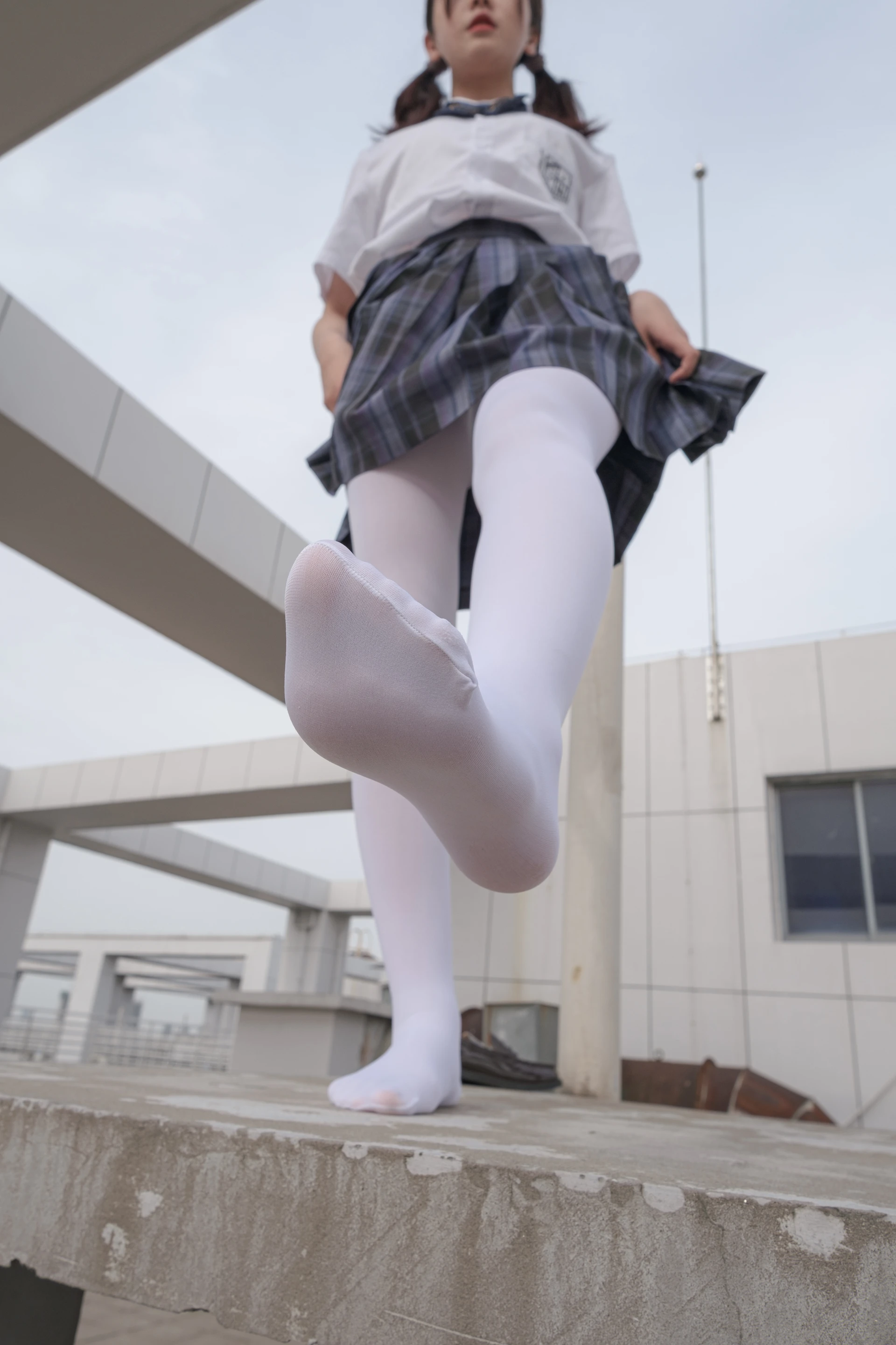 森萝财团 月下-02 小夜 双马尾白丝JK制服 80D 户外真空 [102P1V-2.18GB]