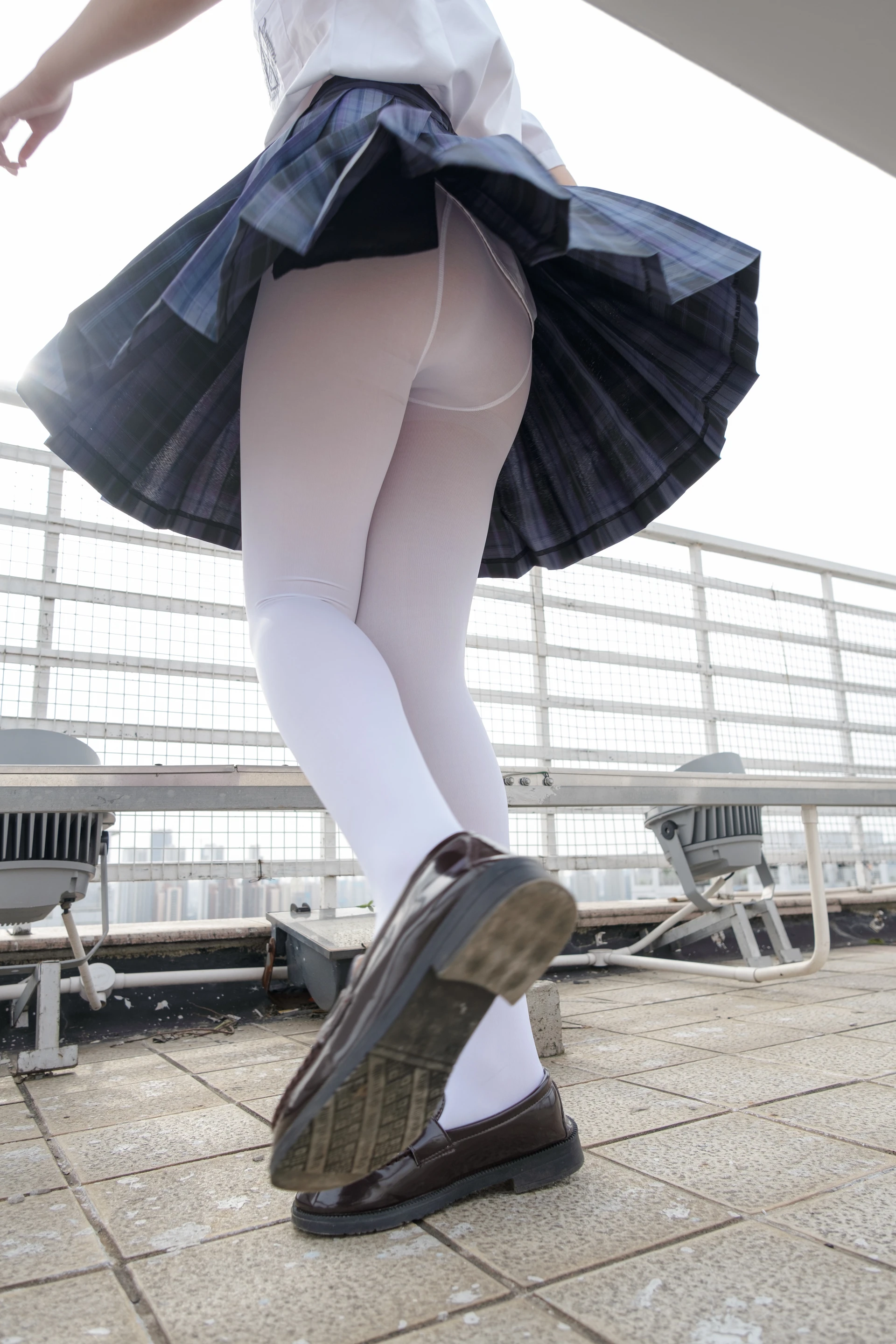 森萝财团 月下-02 小夜 双马尾白丝JK制服 80D 户外真空 [102P1V-2.18GB]