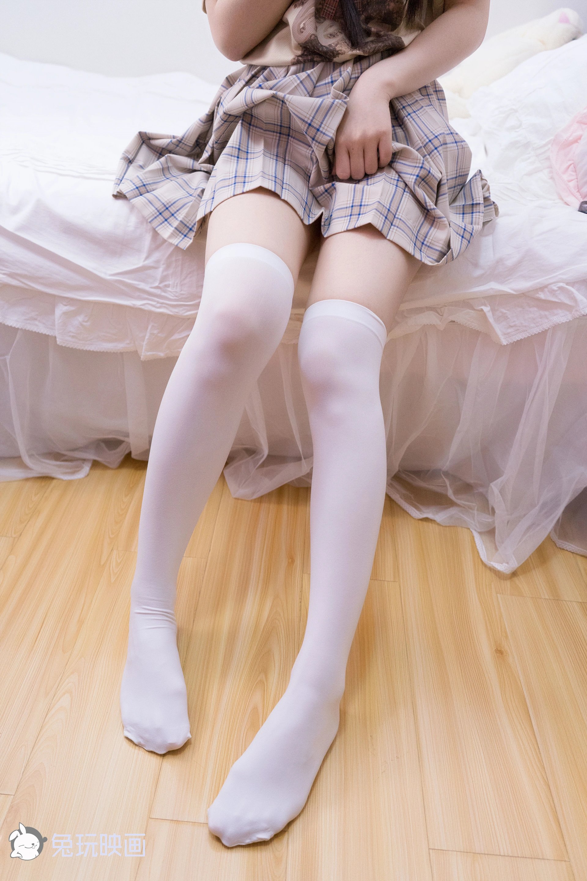 C11.001 床上的白丝 [40P-262MB]