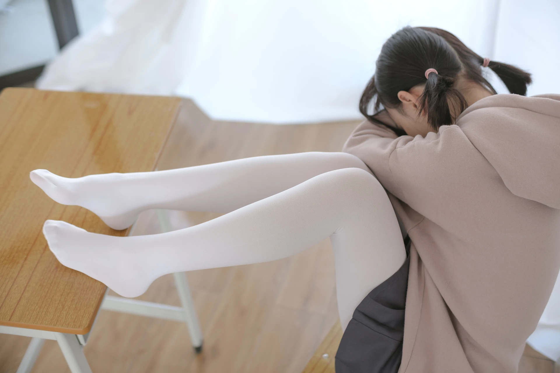 森萝财团 X-002 [105P1V-1.48G]美腿, 肉丝