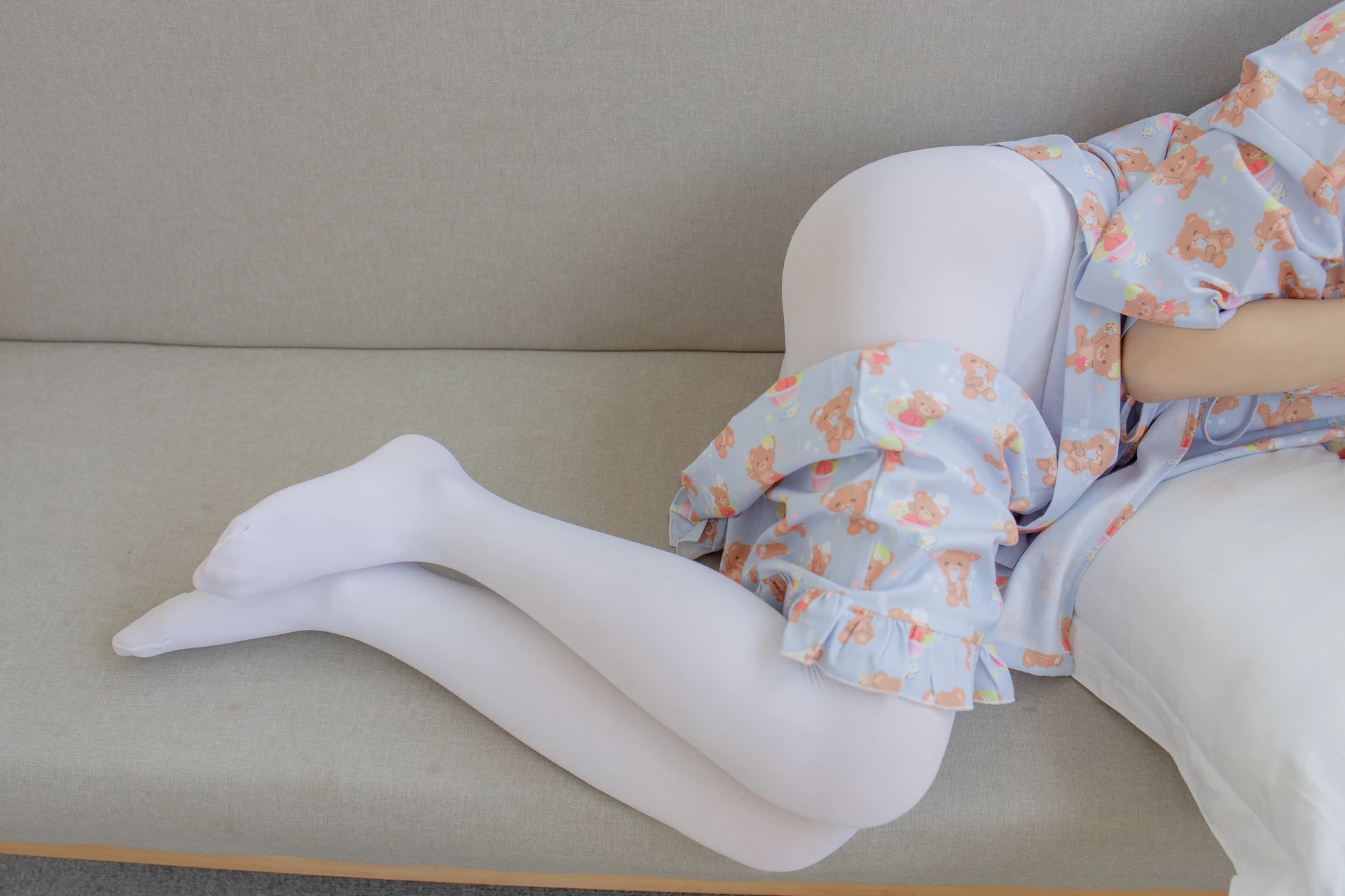 森萝财团 内部-006 沙发上的双马尾白丝睡衣美少女 [104P1V-3.39GB]