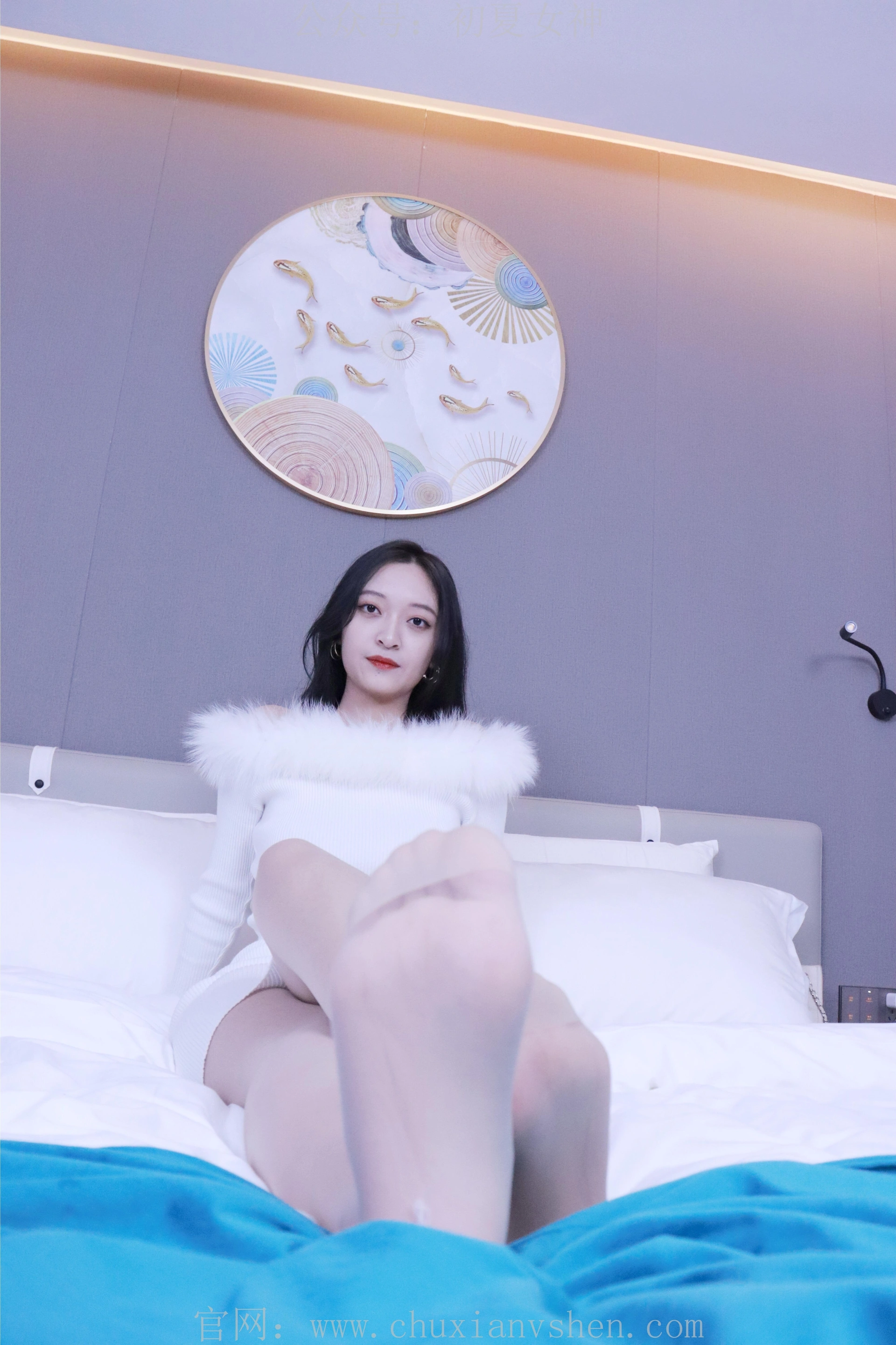 初夏女神 NO.010 依依 2022款白色毛领连衣裙搭白色短靴[147P+1V／5.55GB]