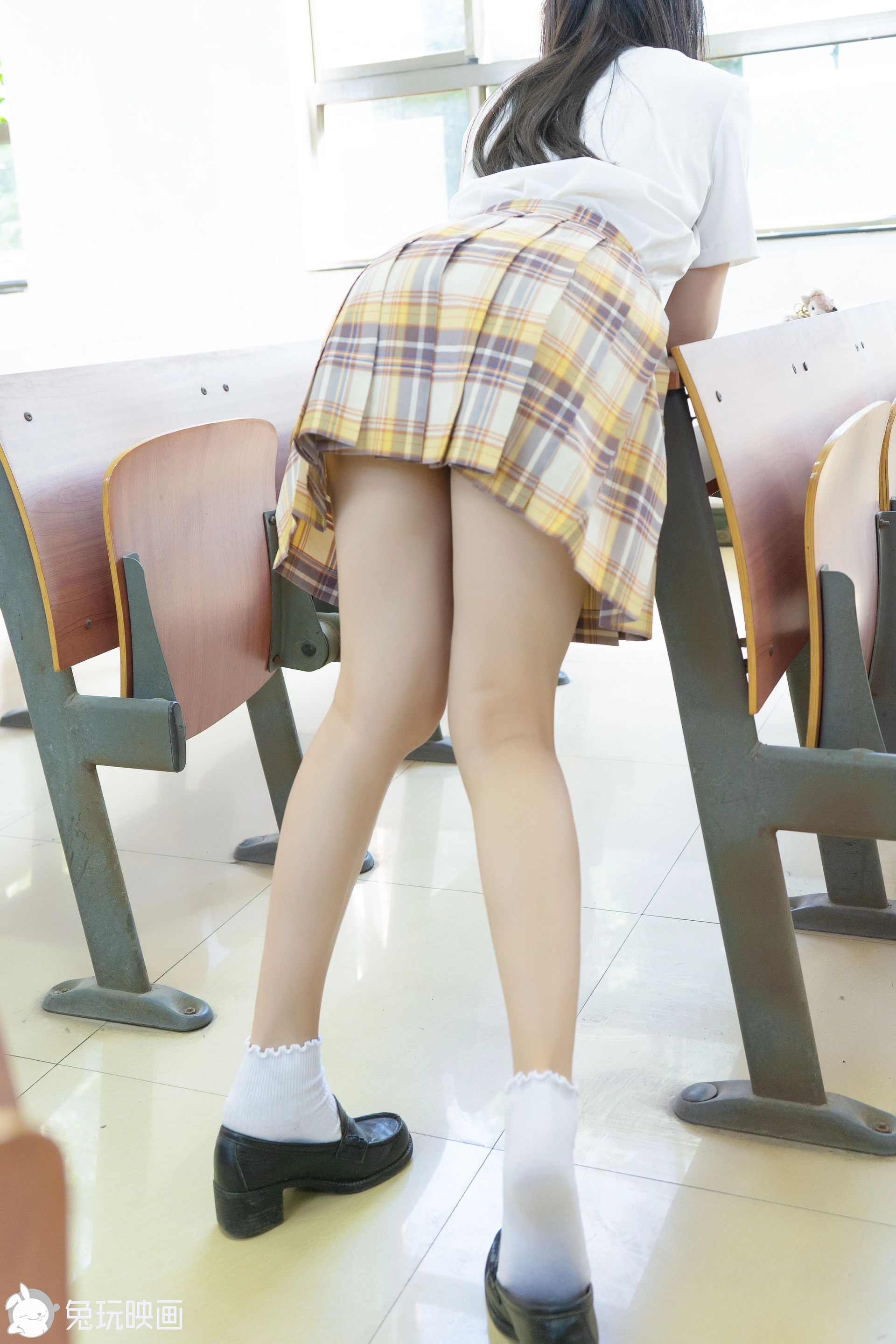 C25.008 制服果腿女孩 [40P-344MB]