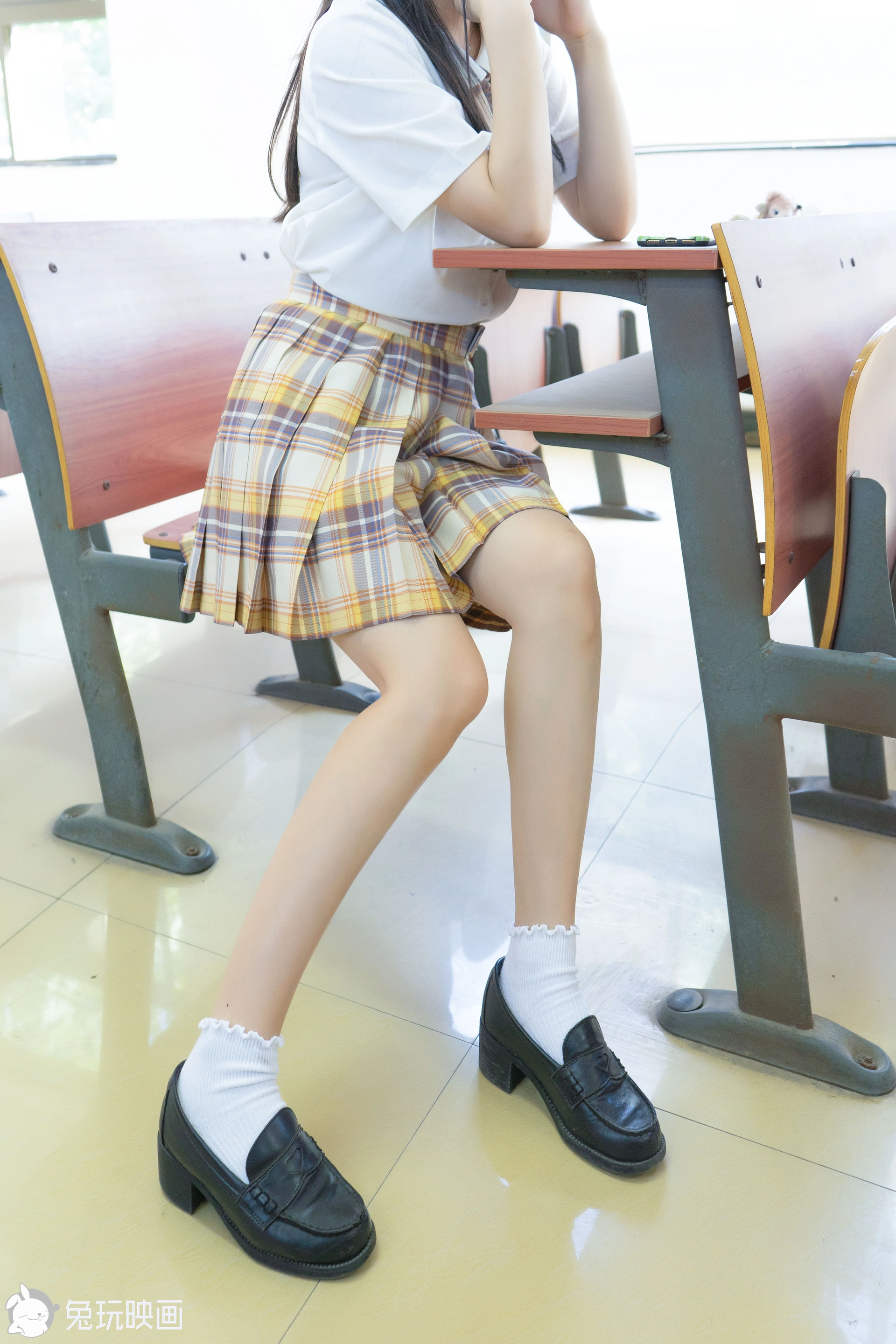 C25.008 制服果腿女孩 [40P-344MB]