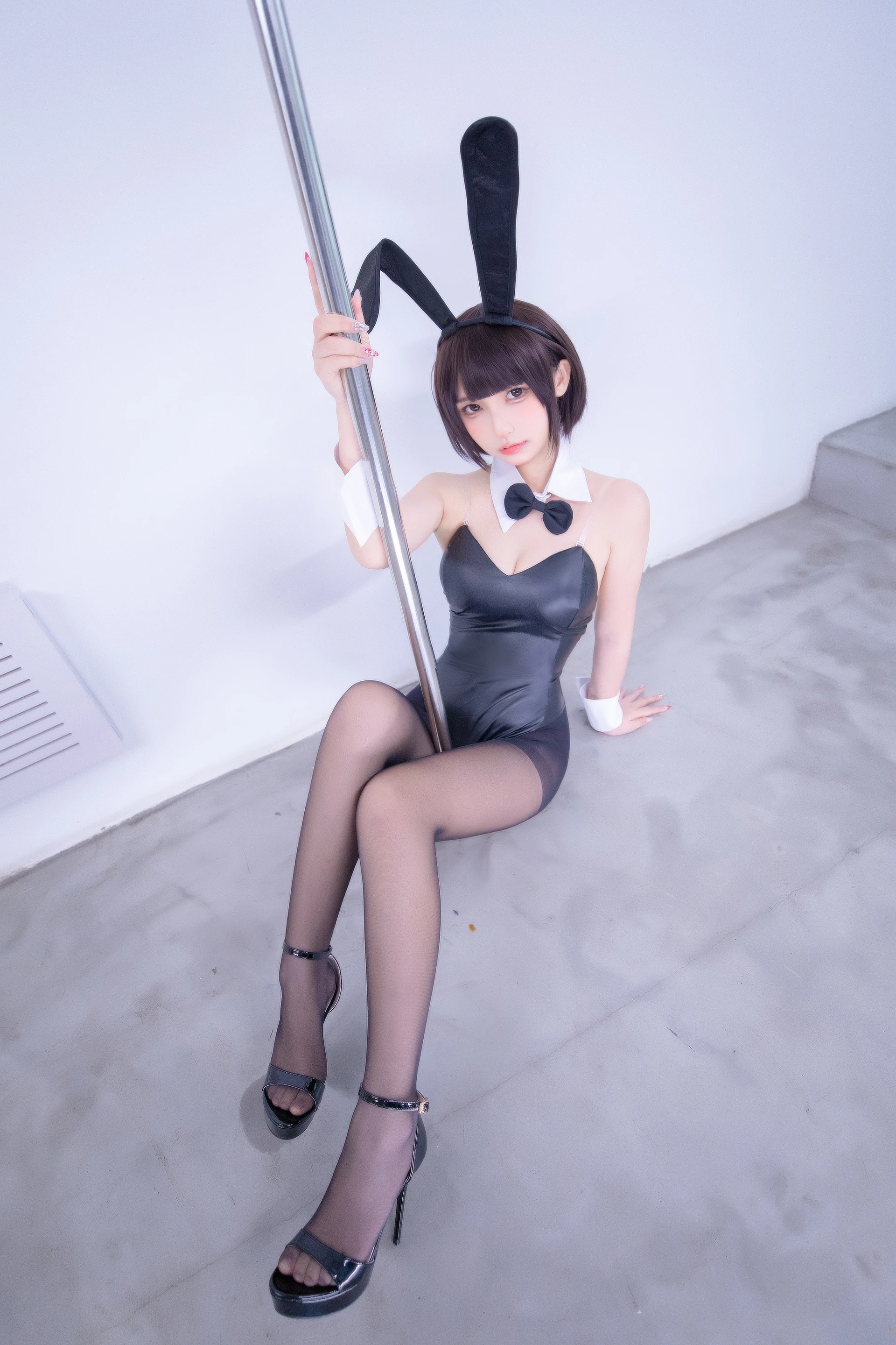 神楽坂真冬 第三季 序号33：兔女郎与钢管《バニーバブル》 [150P2V-825MB]标签：兔女郎, 内衣, 双马尾, 白丝, 神楽坂真冬, 美腿, 美足, 高跟鞋, 黑丝