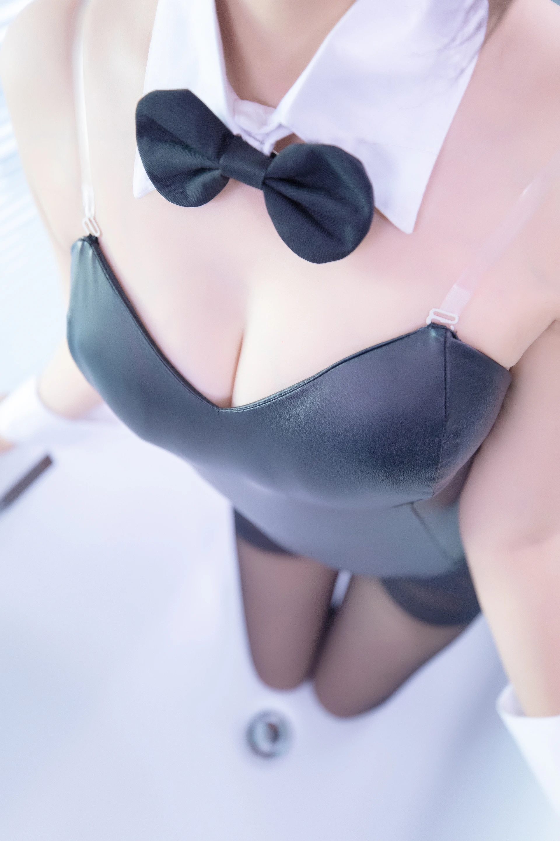 神楽坂真冬 第三季 序号33：兔女郎与钢管《バニーバブル》 [150P2V-825MB]标签：兔女郎, 内衣, 双马尾, 白丝, 神楽坂真冬, 美腿, 美足, 高跟鞋, 黑丝