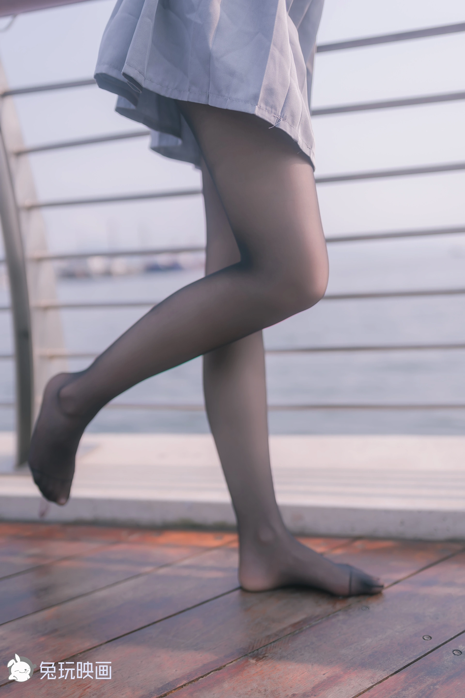 C00.003 河边的黑丝 [42P-89MB]