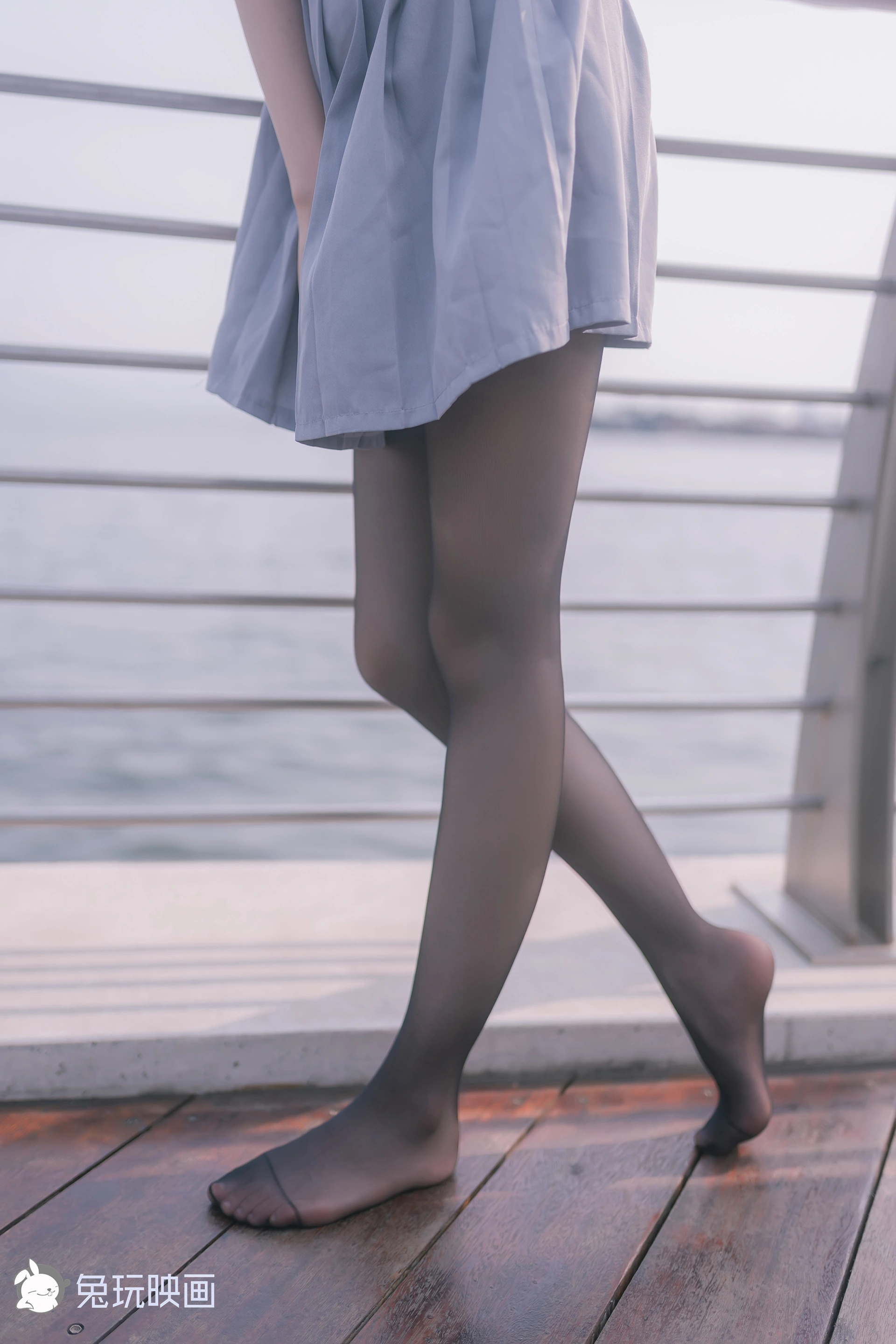 C00.003 河边的黑丝 [42P-89MB]