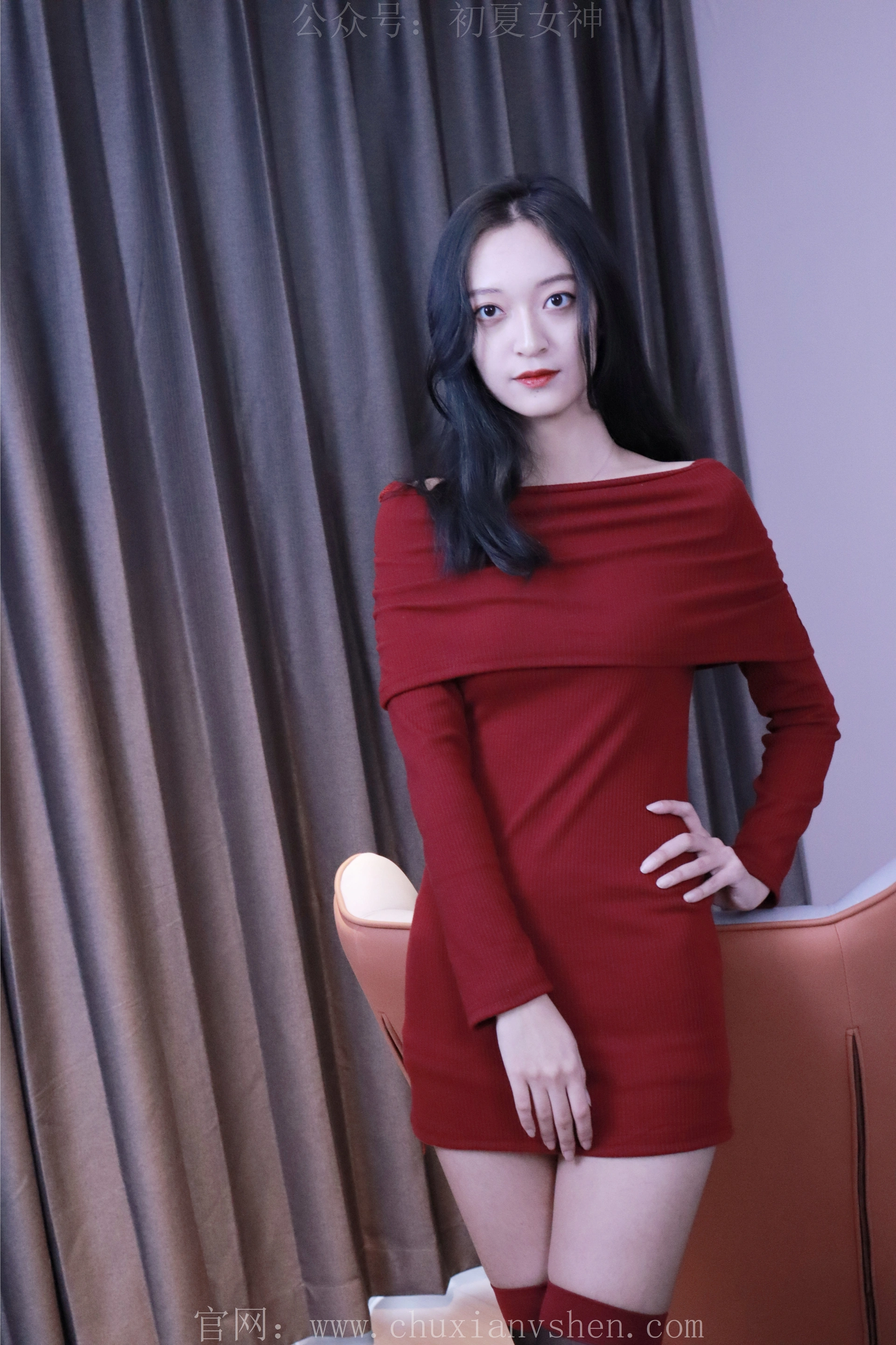 初夏女神 NO.017 依依~M码酒红连衣裙搭黑色长靴[140P-1V-6.76G]
