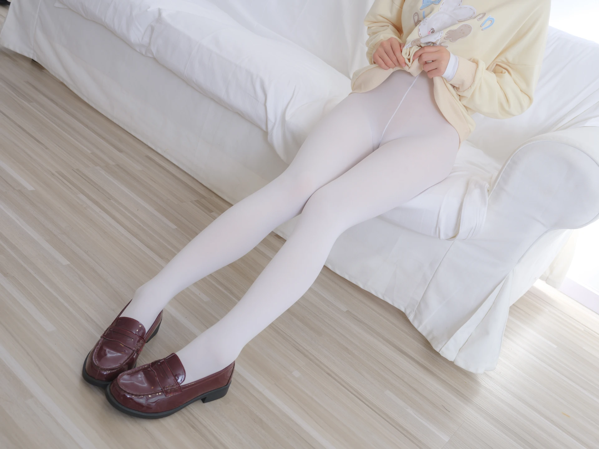 森萝财团 雨云-04E 4K 白丝双马尾卫衣+女仆装 [108P1V-6.64GB]
