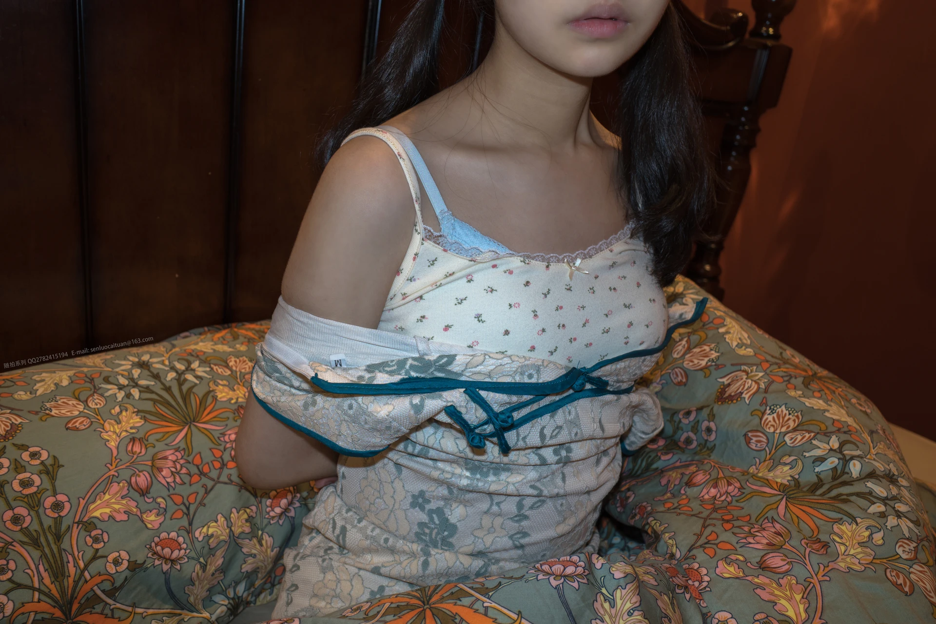 森萝财团 随拍-01 小香 室内80D白丝旗袍随拍 [77P-1.01G]小香, 旗袍, 有料, 森萝财团, 白丝, 美腿, 美足, 随拍