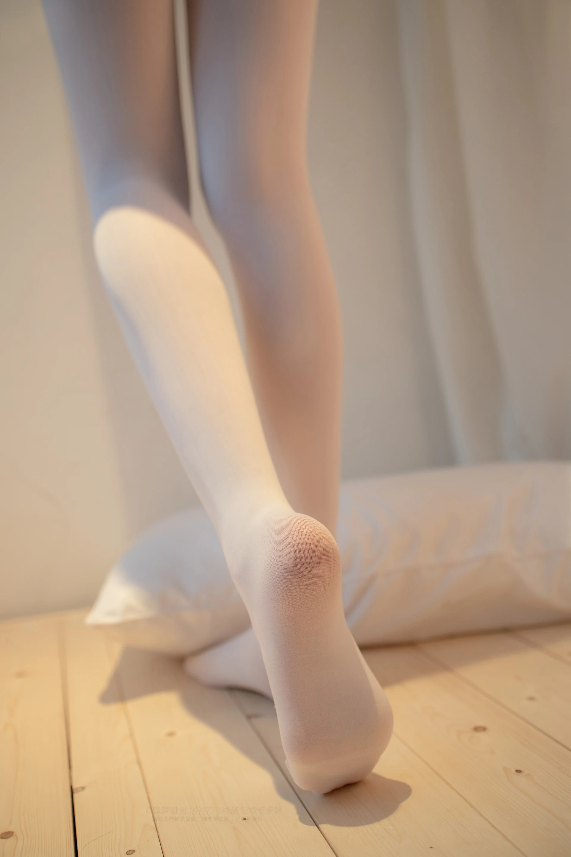 森萝财团 LOVEPLUS-004 [97P1V-2.35G]可爱, 森萝财团, 白丝, 美腿, 露背毛衣