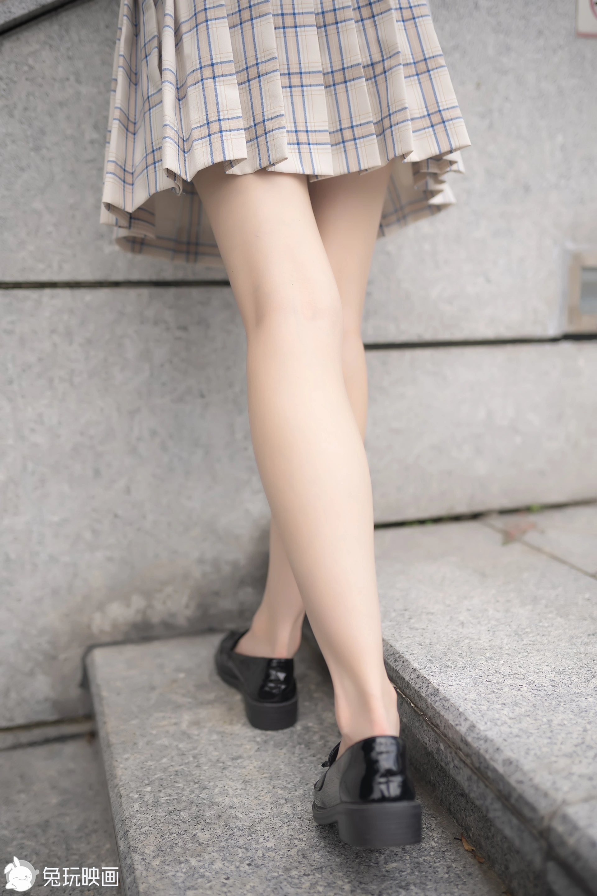 C19.004 楼梯上的果腿格裙 [40P-96MB]