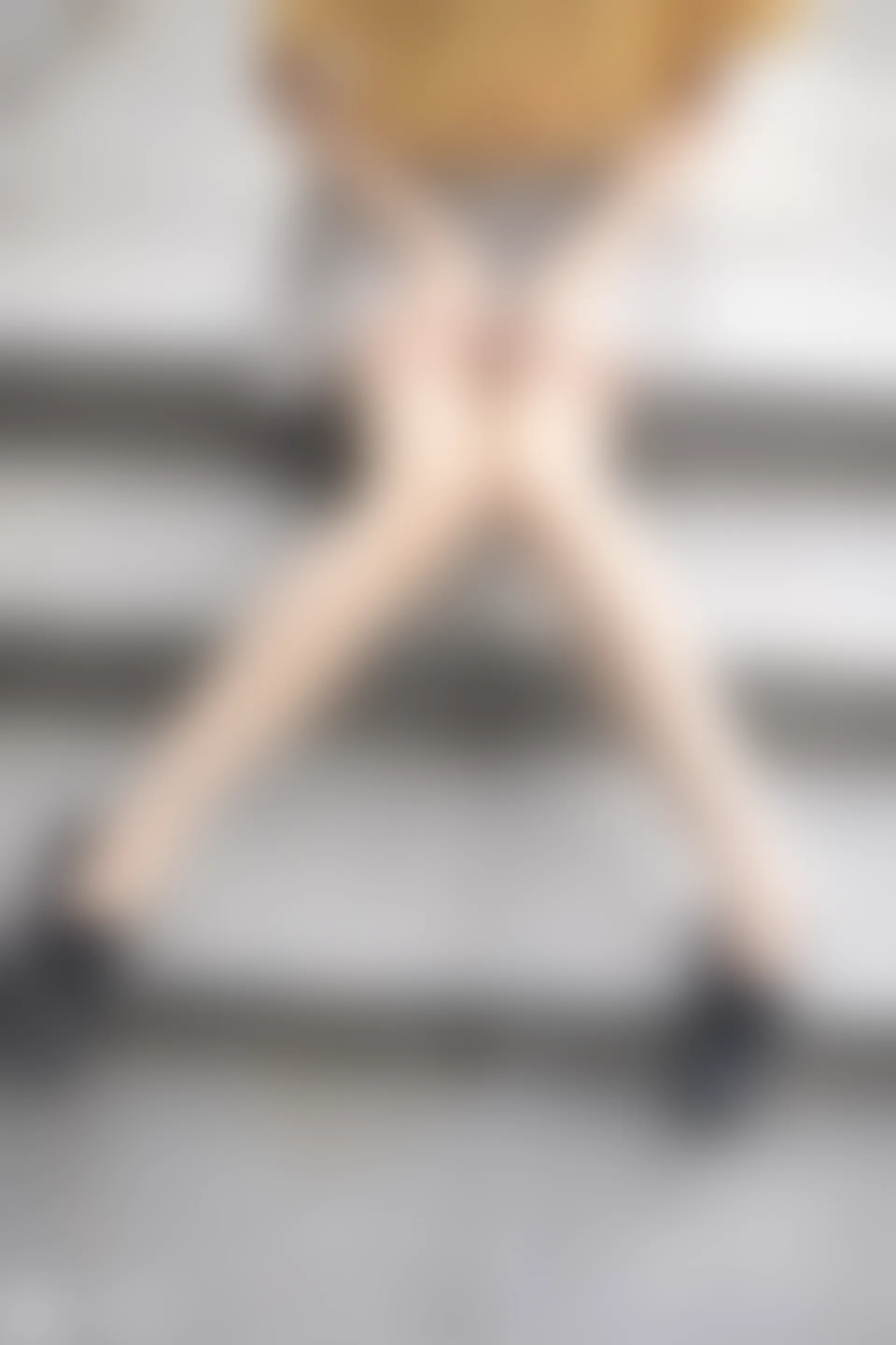 C19.004 楼梯上的果腿格裙 [40P-96MB]
