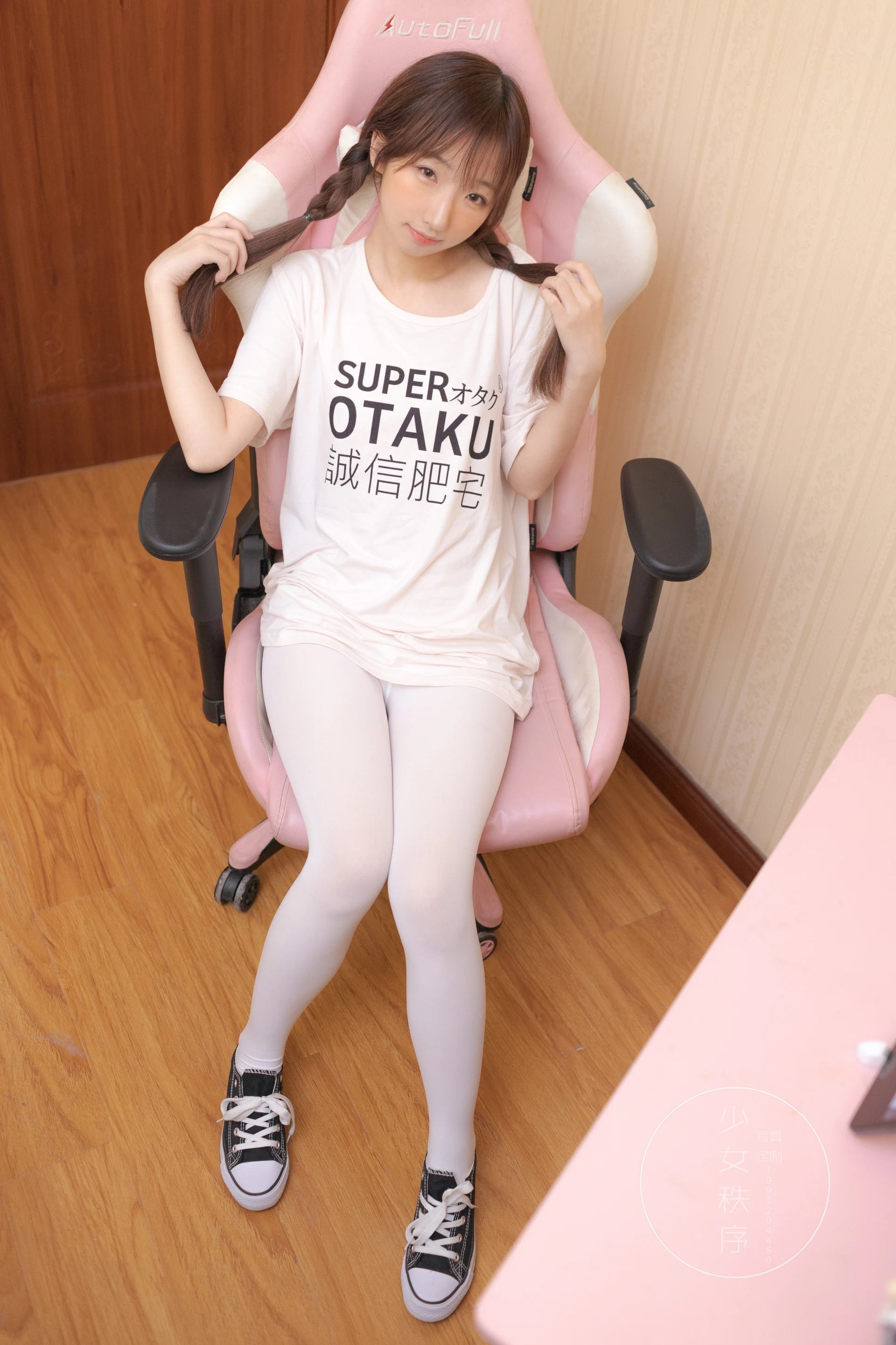 少女秩序 EX.09 诚信肥宅白丝双马尾[69P1V-1.85G]双马尾, 少女秩序, 白丝, 美腿, 美足, 鹿可