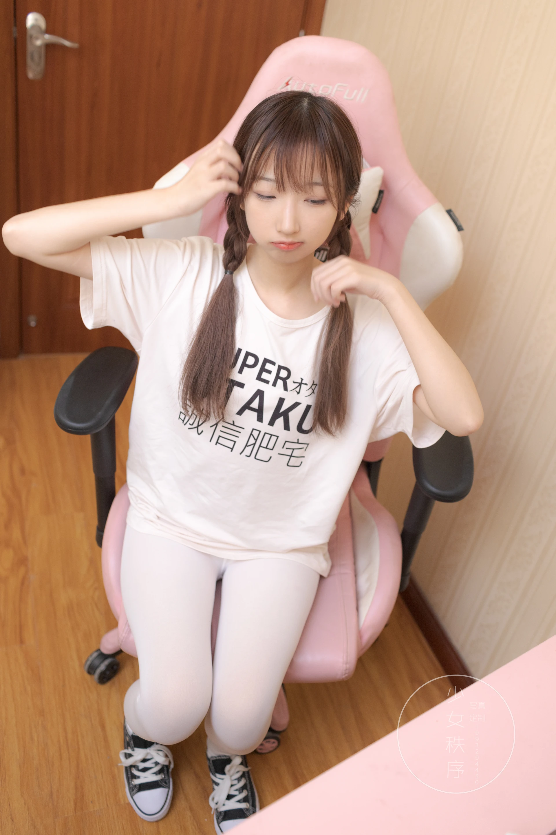 少女秩序 EX.09 诚信肥宅白丝双马尾[69P1V-1.85G]双马尾, 少女秩序, 白丝, 美腿, 美足, 鹿可