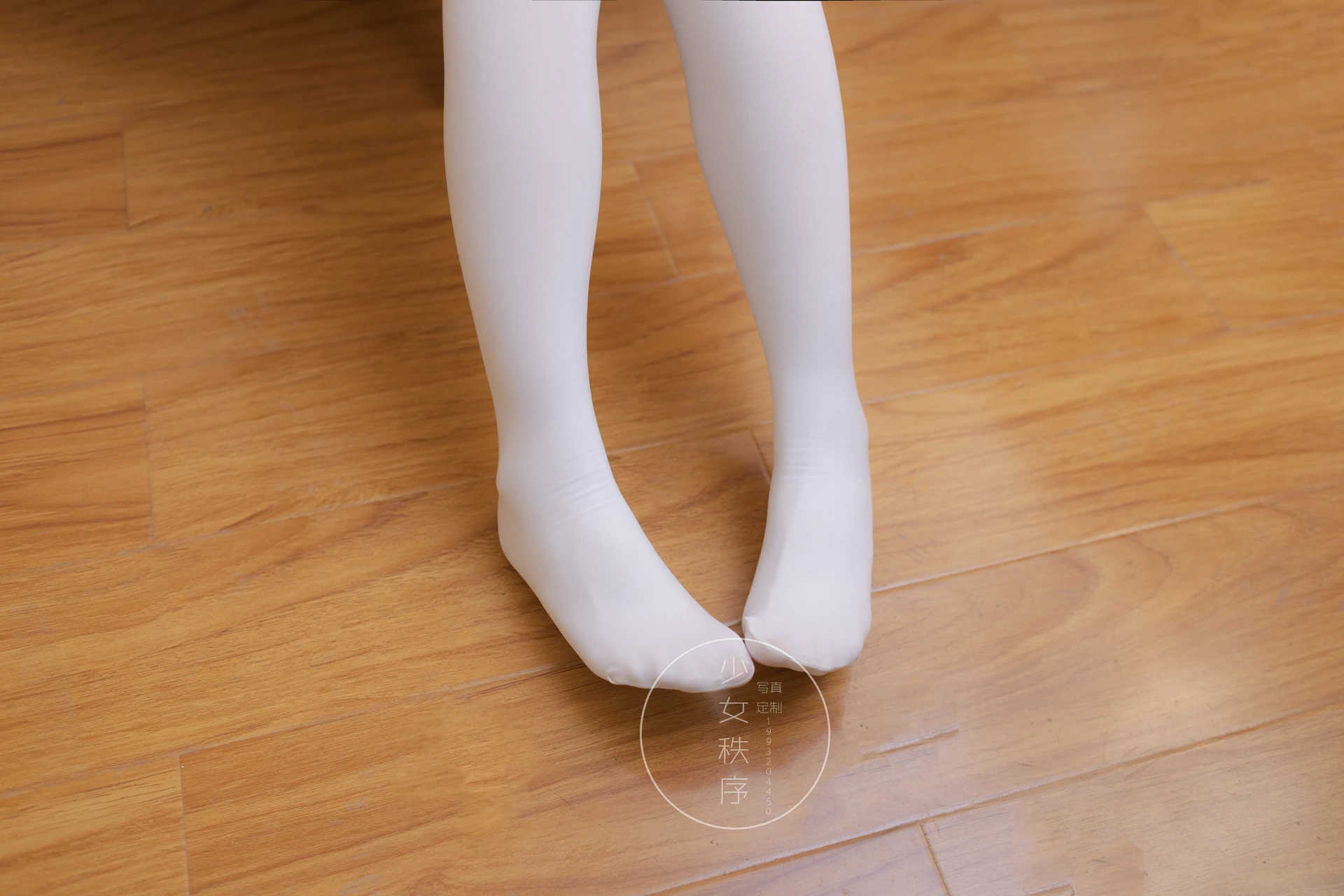 少女秩序 EX.09 诚信肥宅白丝双马尾[69P1V-1.85G]双马尾, 少女秩序, 白丝, 美腿, 美足, 鹿可