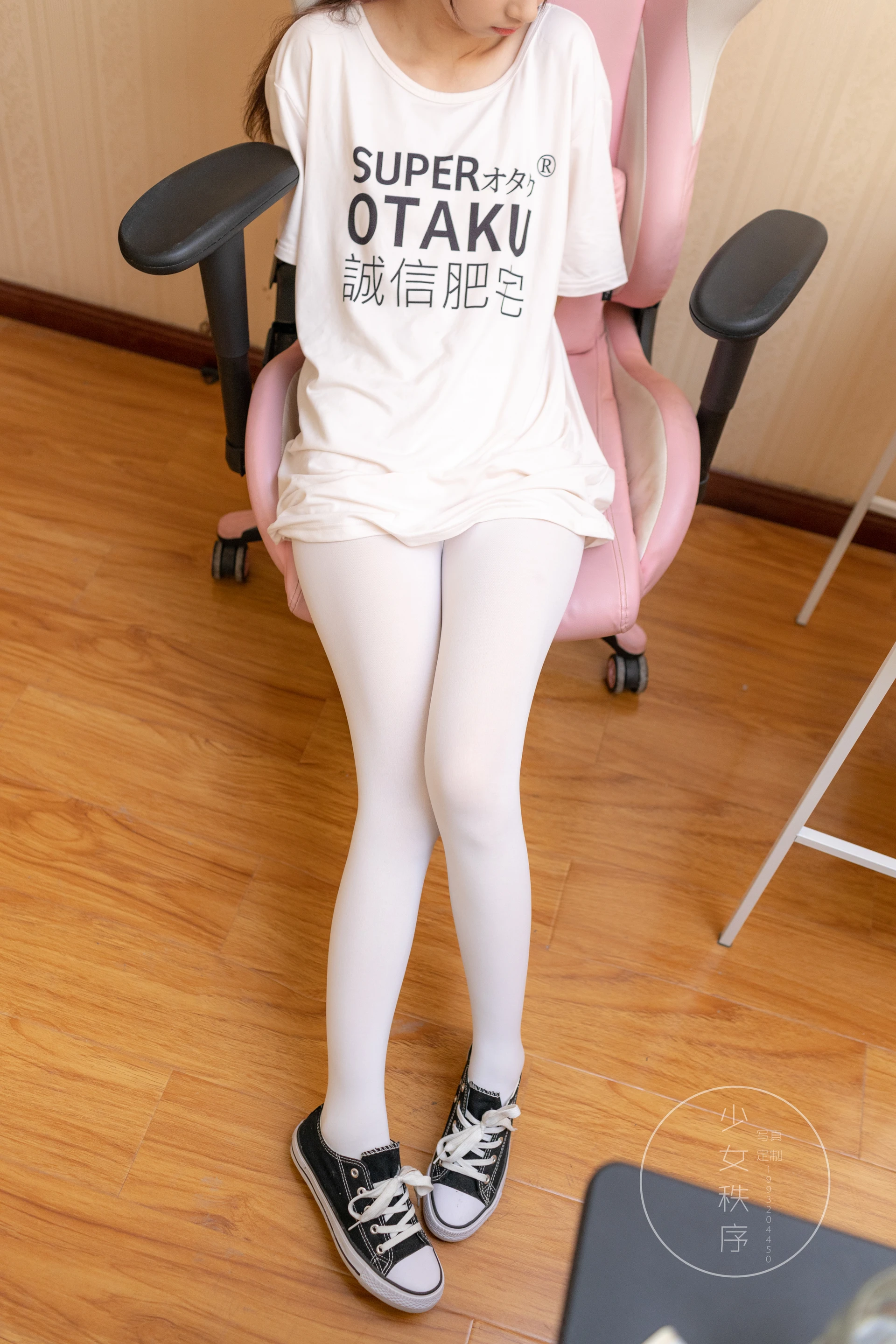 少女秩序 EX.09 诚信肥宅白丝双马尾[69P1V-1.85G]双马尾, 少女秩序, 白丝, 美腿, 美足, 鹿可