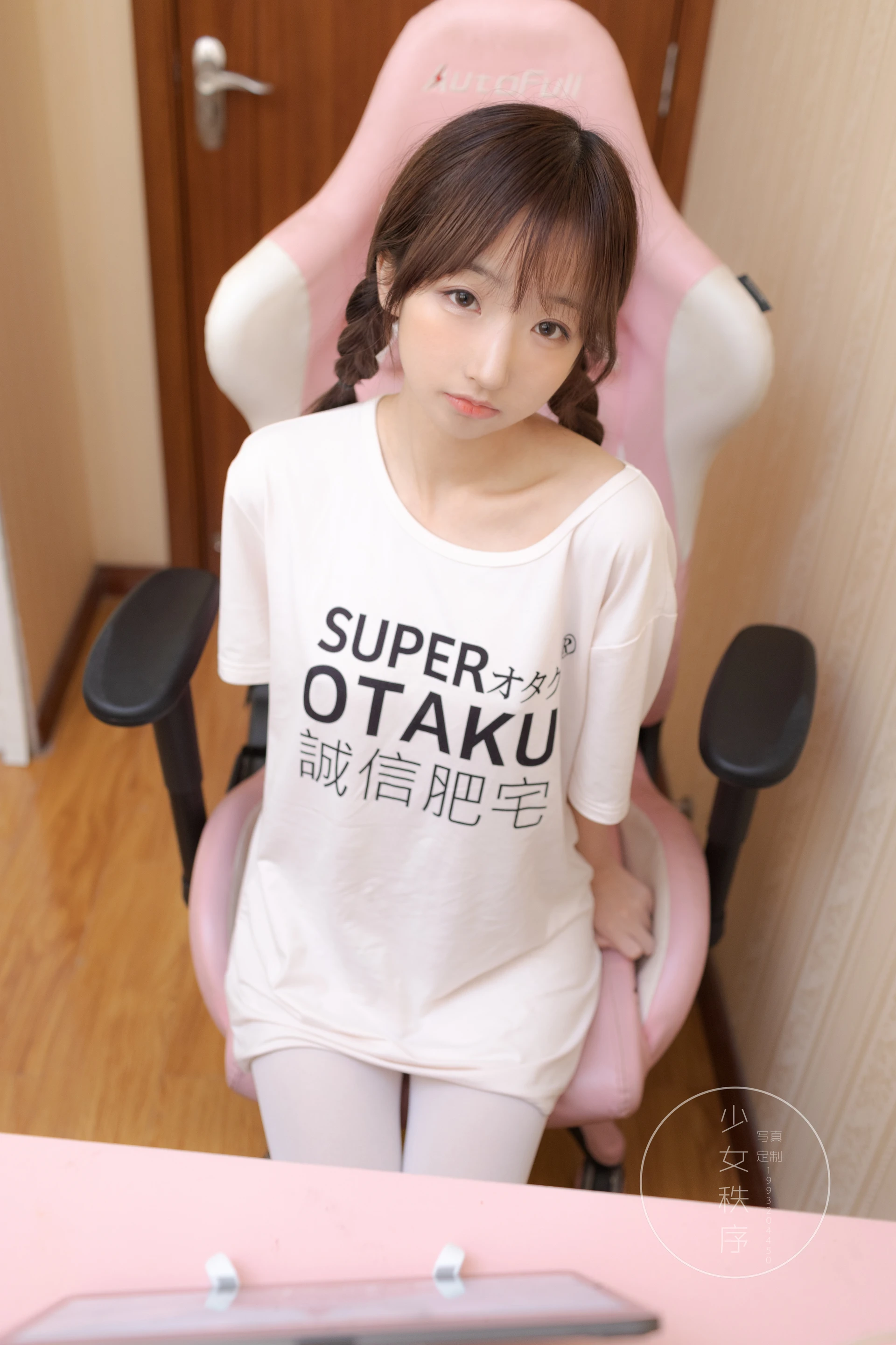 少女秩序 EX.09 诚信肥宅白丝双马尾[69P1V-1.85G]双马尾, 少女秩序, 白丝, 美腿, 美足, 鹿可