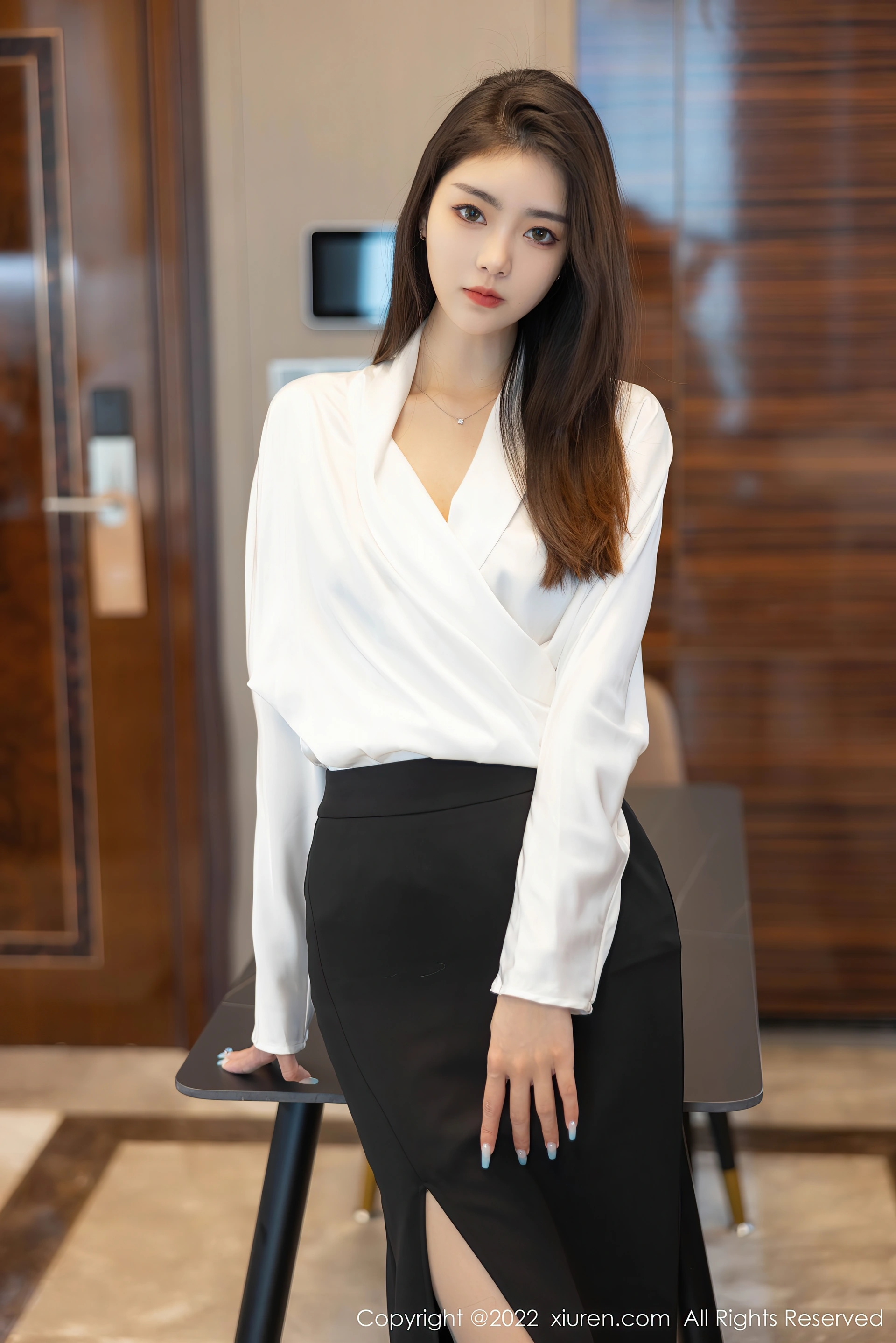 XiuRen秀人网 2022.04.14 No.4869 可樂Vicky 丝袜美腿 [70+1P661M]