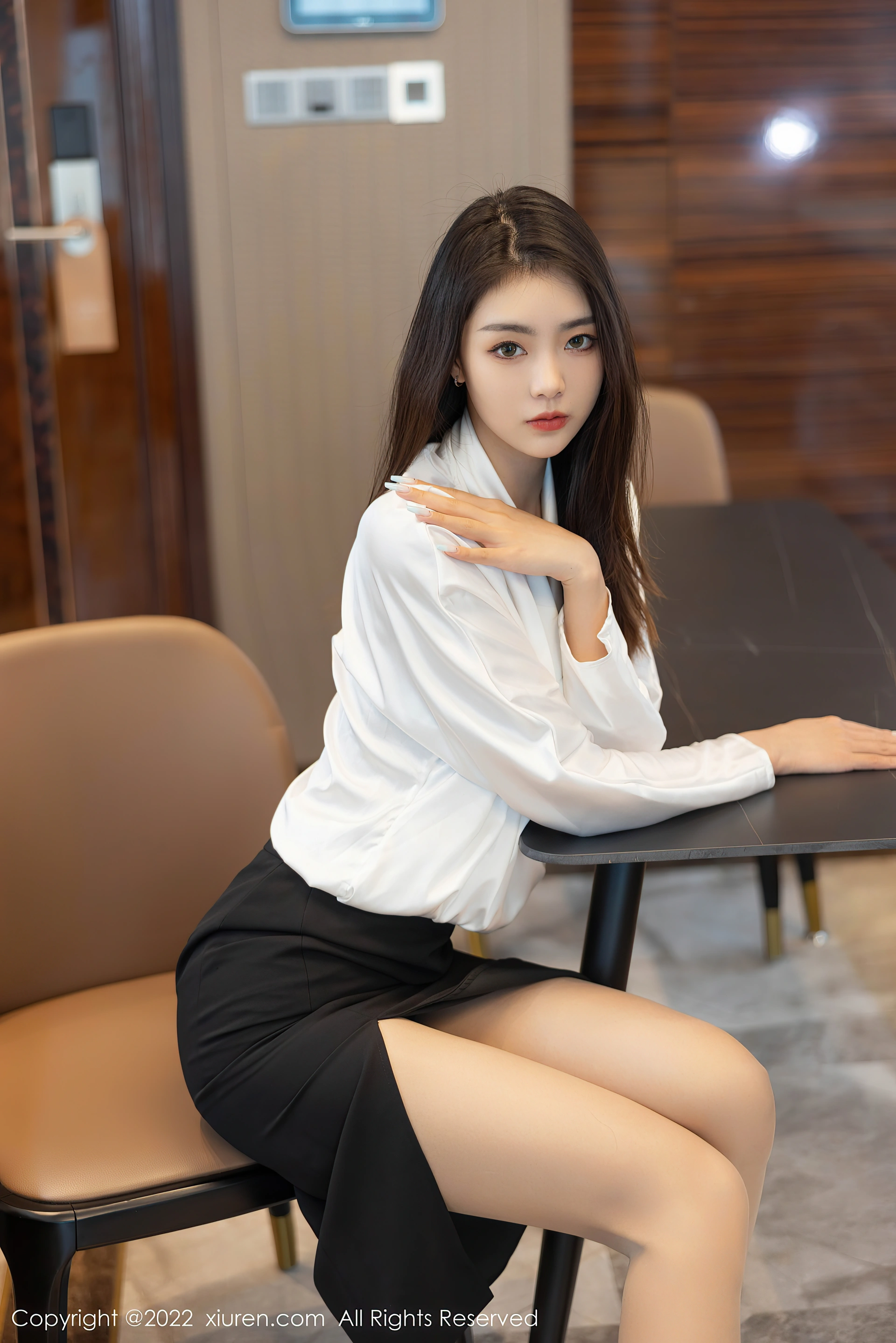 XiuRen秀人网 2022.04.14 No.4869 可樂Vicky 丝袜美腿 [70+1P661M]