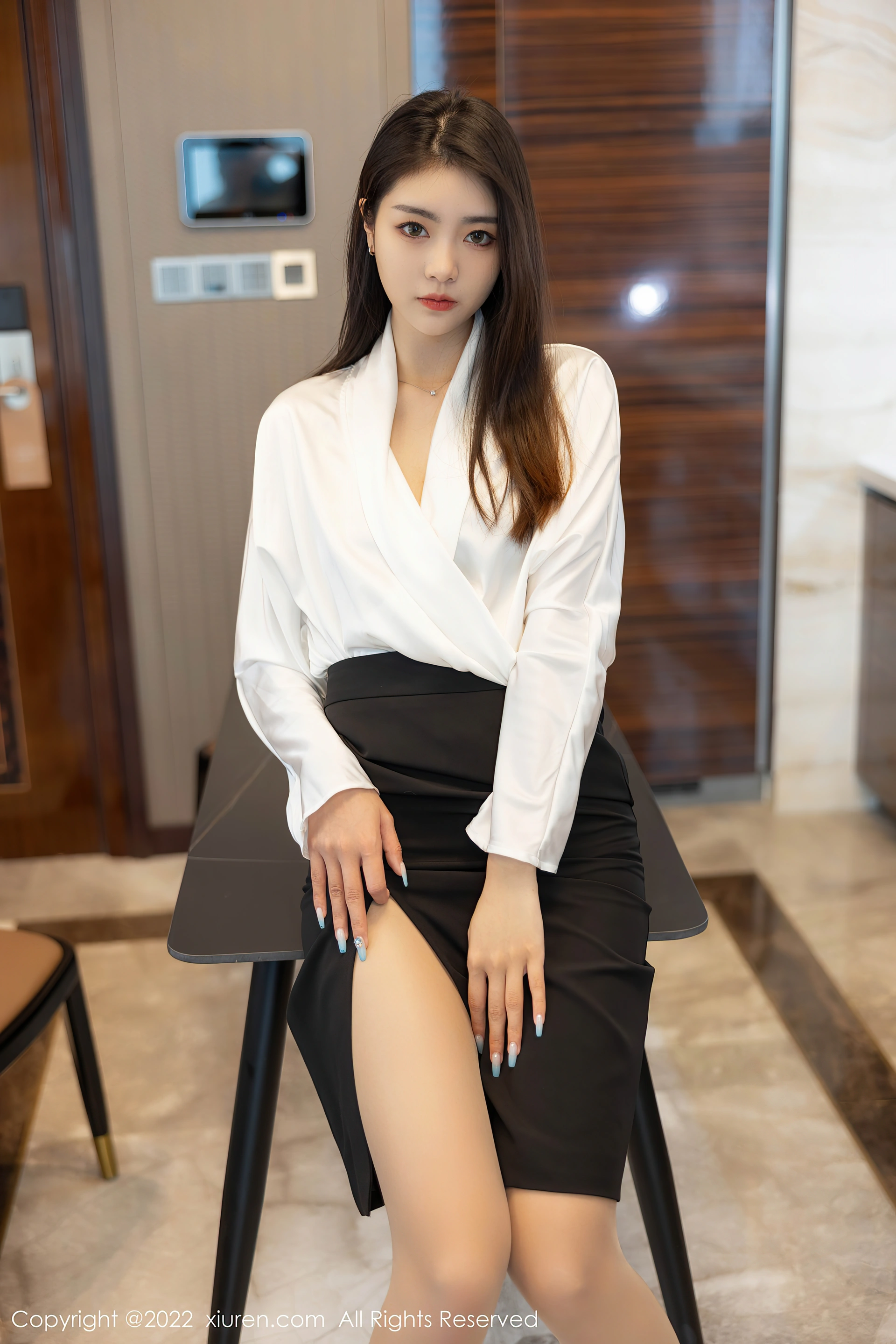 XiuRen秀人网 2022.04.14 No.4869 可樂Vicky 丝袜美腿 [70+1P661M]