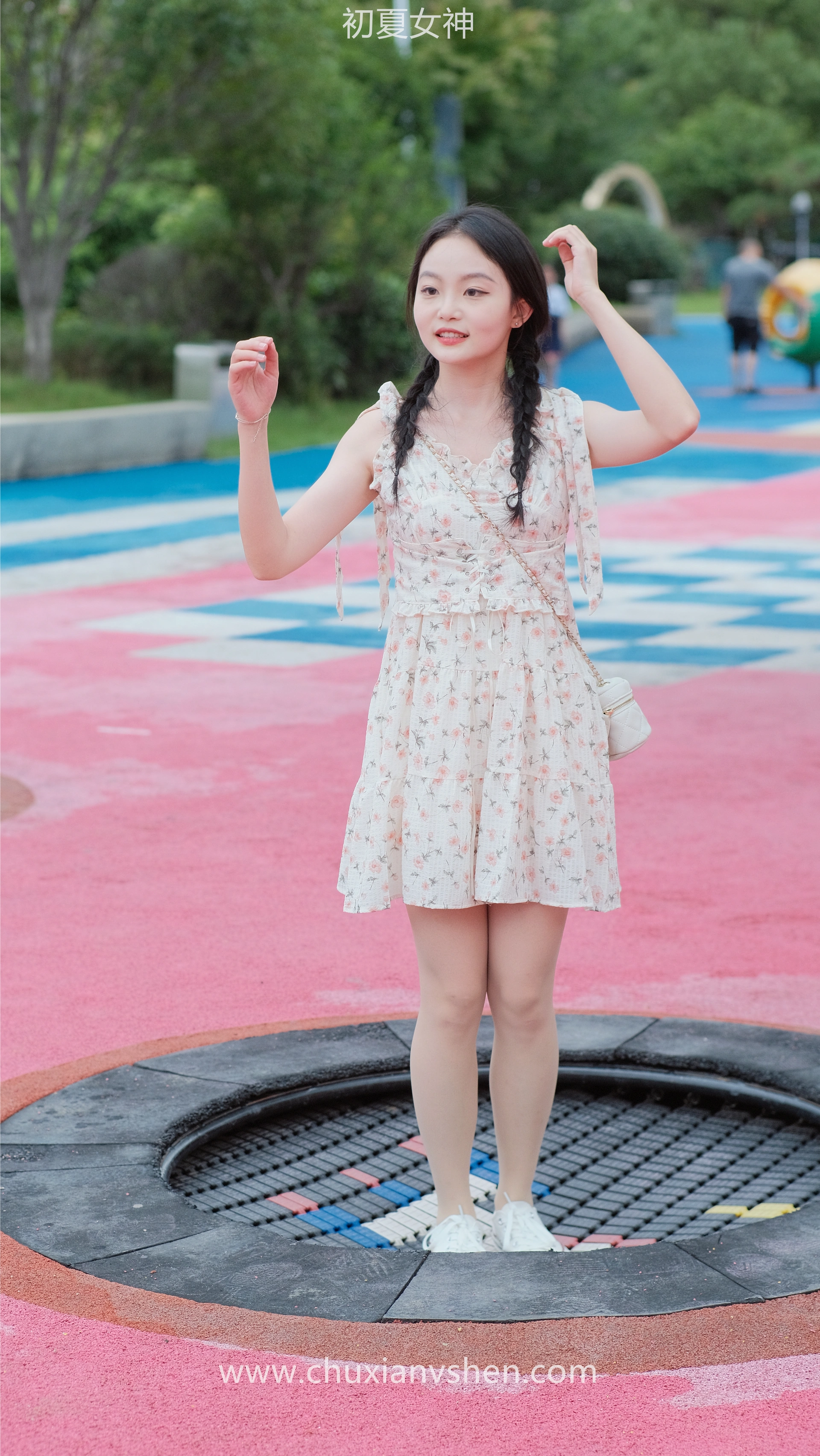 初夏女神 NO.050 双双 公园游玩[221P+1V／7.29GB]