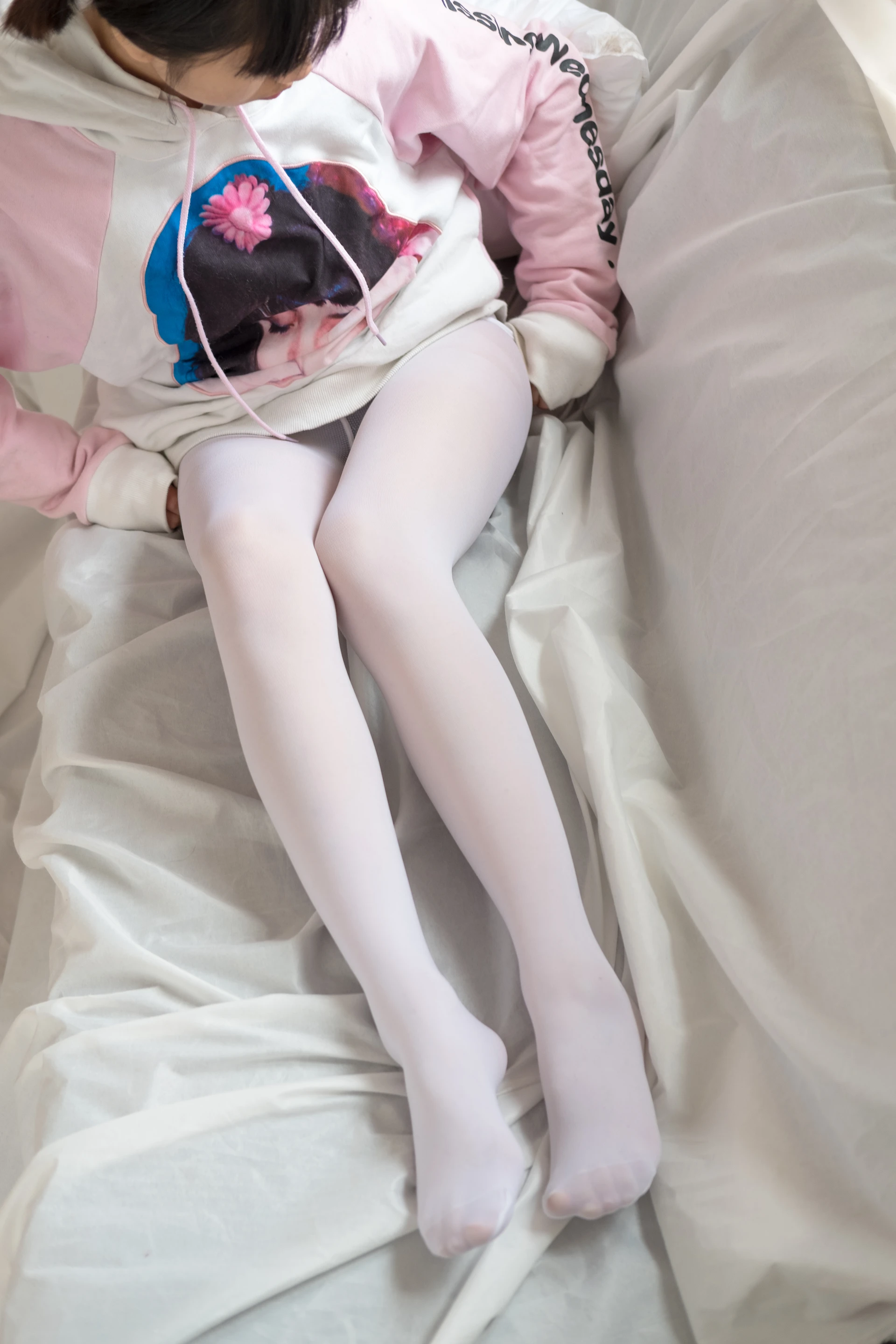 森萝财团 BETA-033 [64P-518M]森萝财团, 美腿, 美足, 露背毛衣, 黑丝