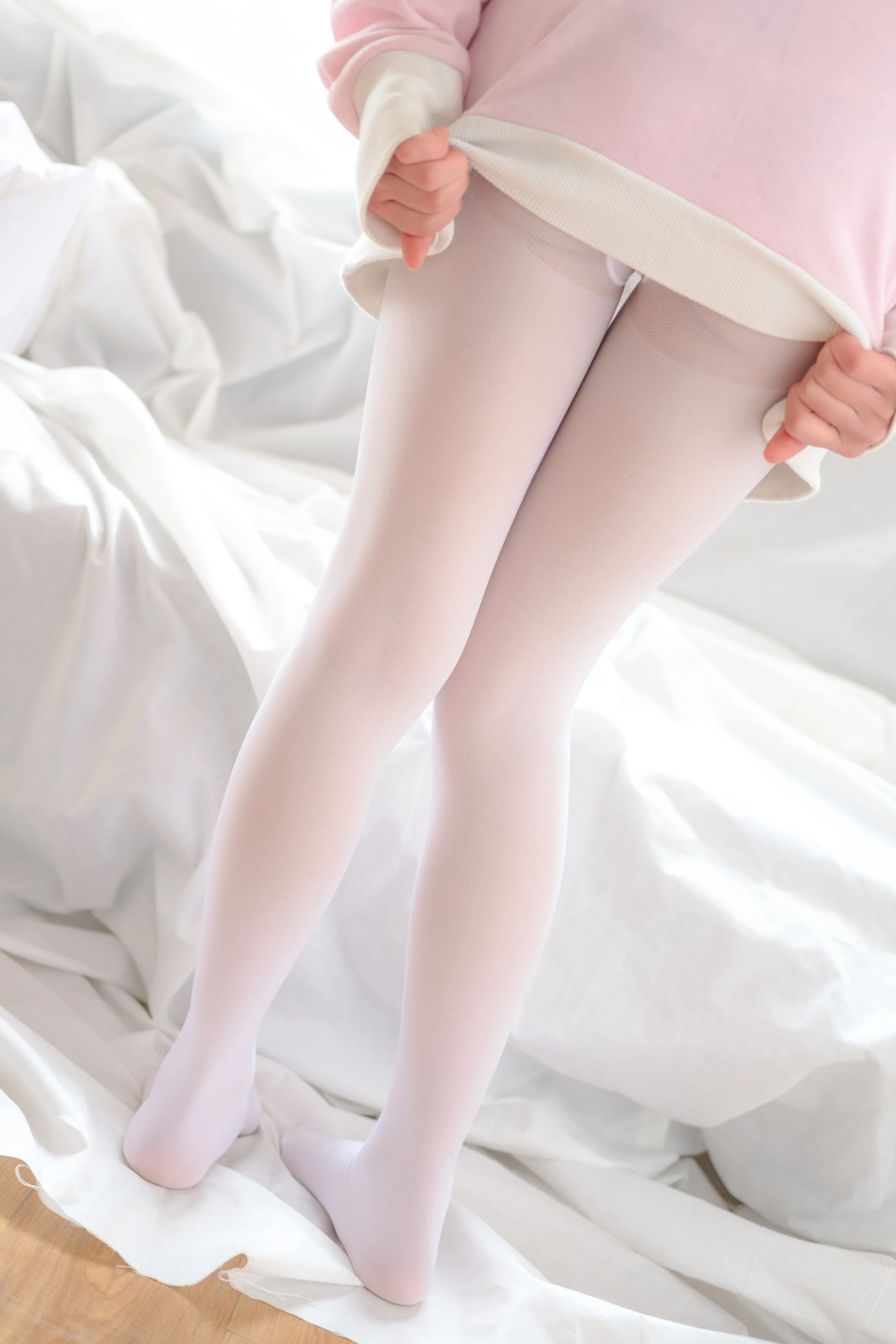 森萝财团 BETA-033 [64P-518M]森萝财团, 美腿, 美足, 露背毛衣, 黑丝
