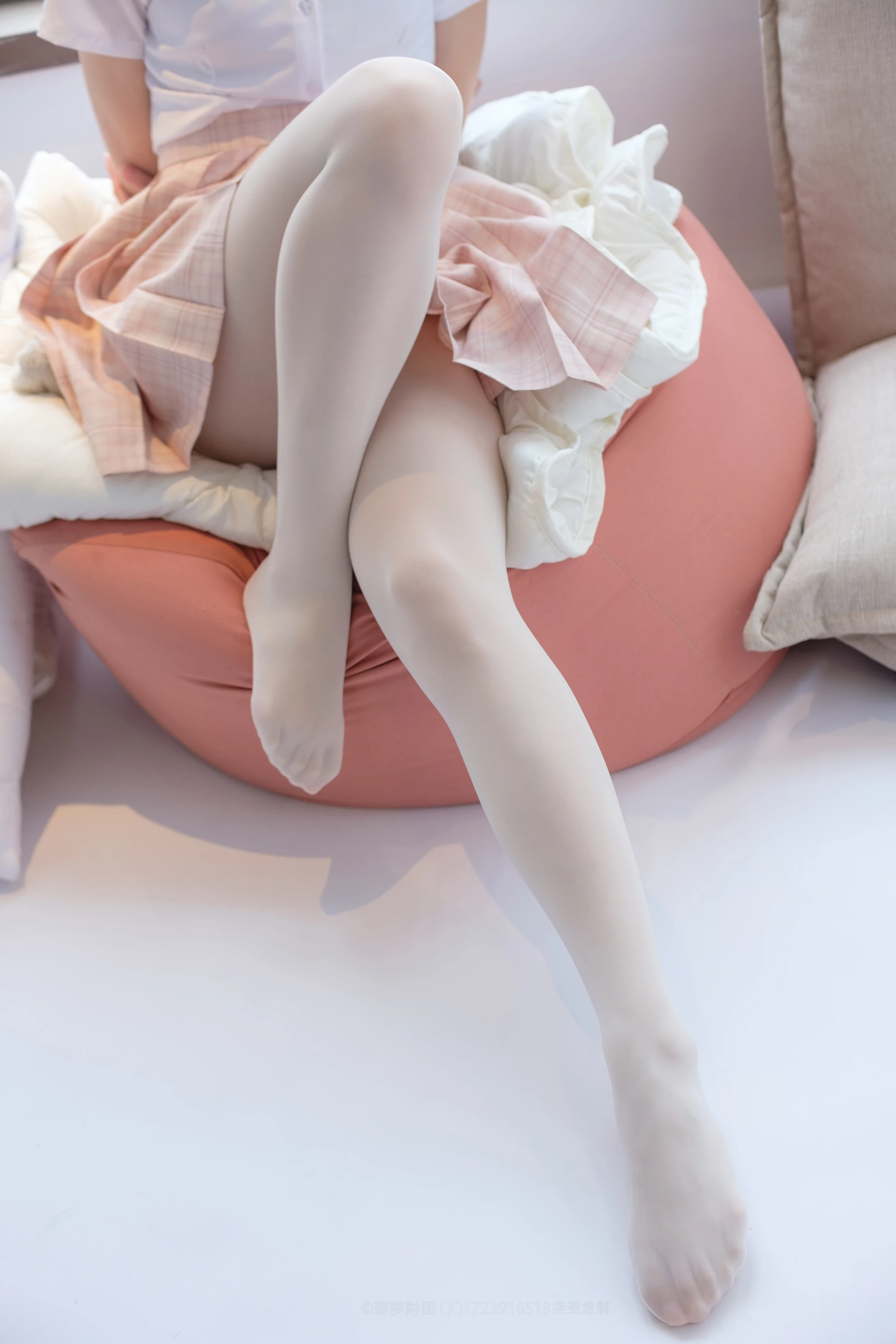 森萝财团 SSR-012 [91P-986M]制服, 森萝财团, 白丝, 美腿