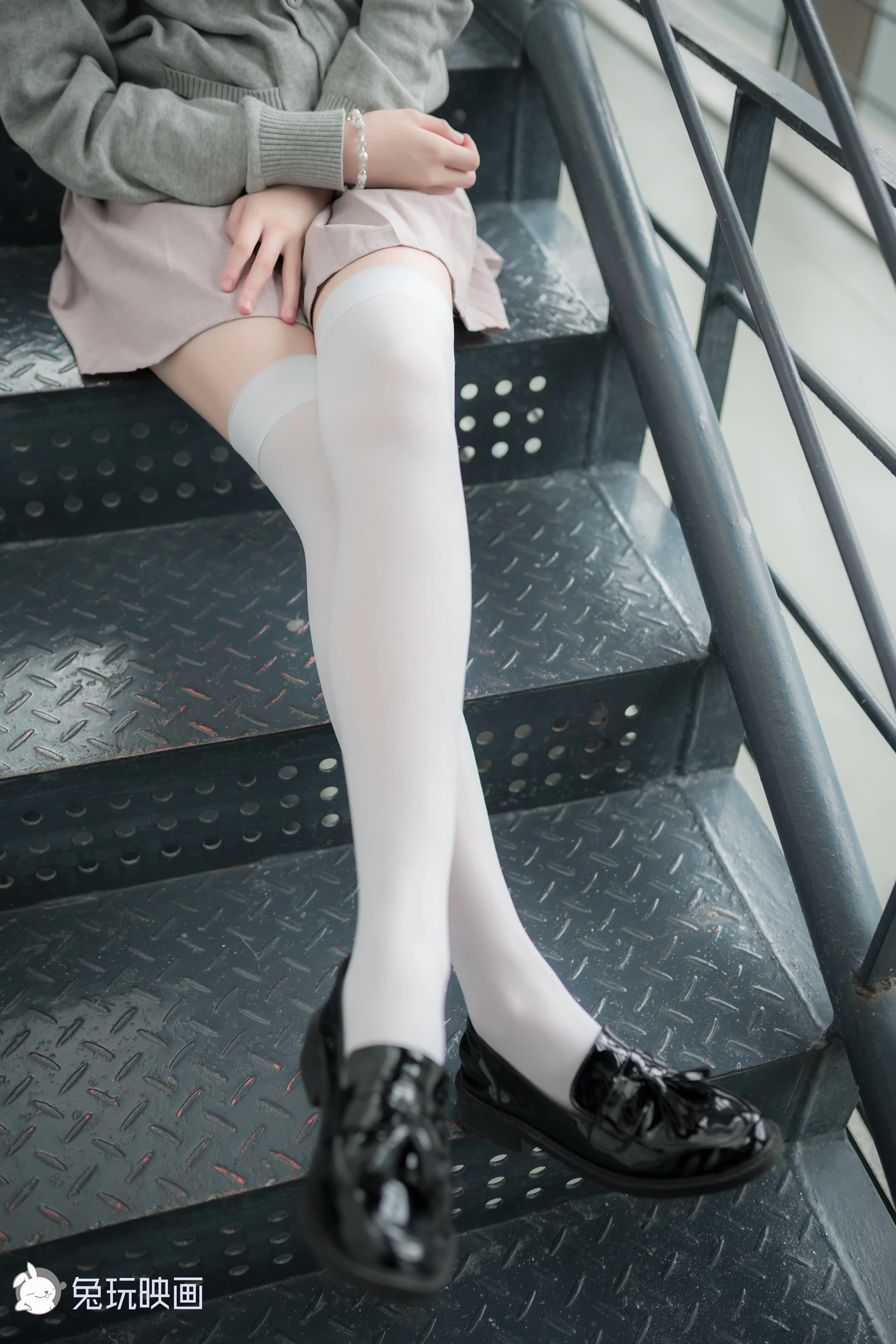 C09.004 楼梯上的萝莉白丝 [42P-102MB]