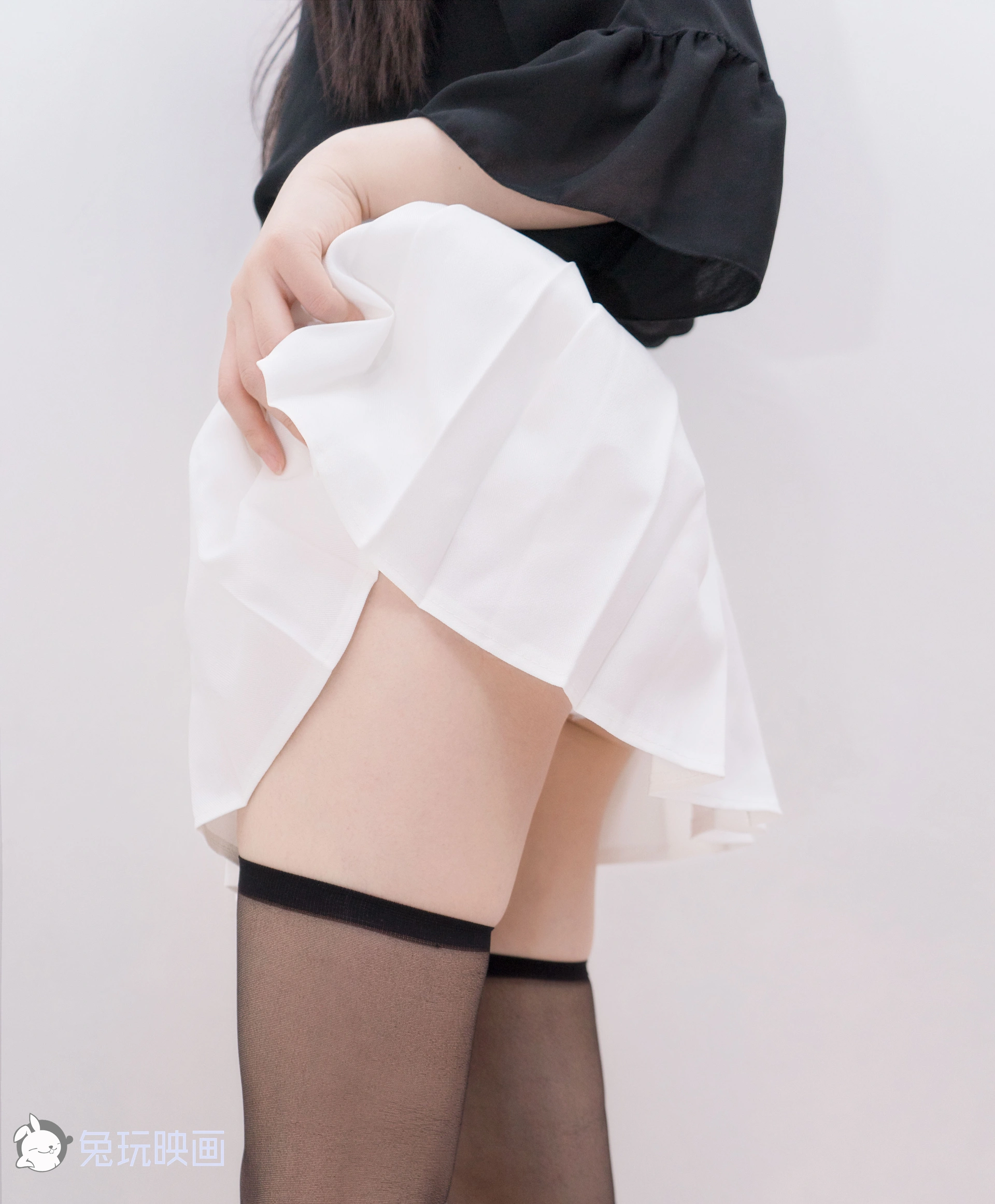 C09.003 黑丝白裙 [40P-254MB]