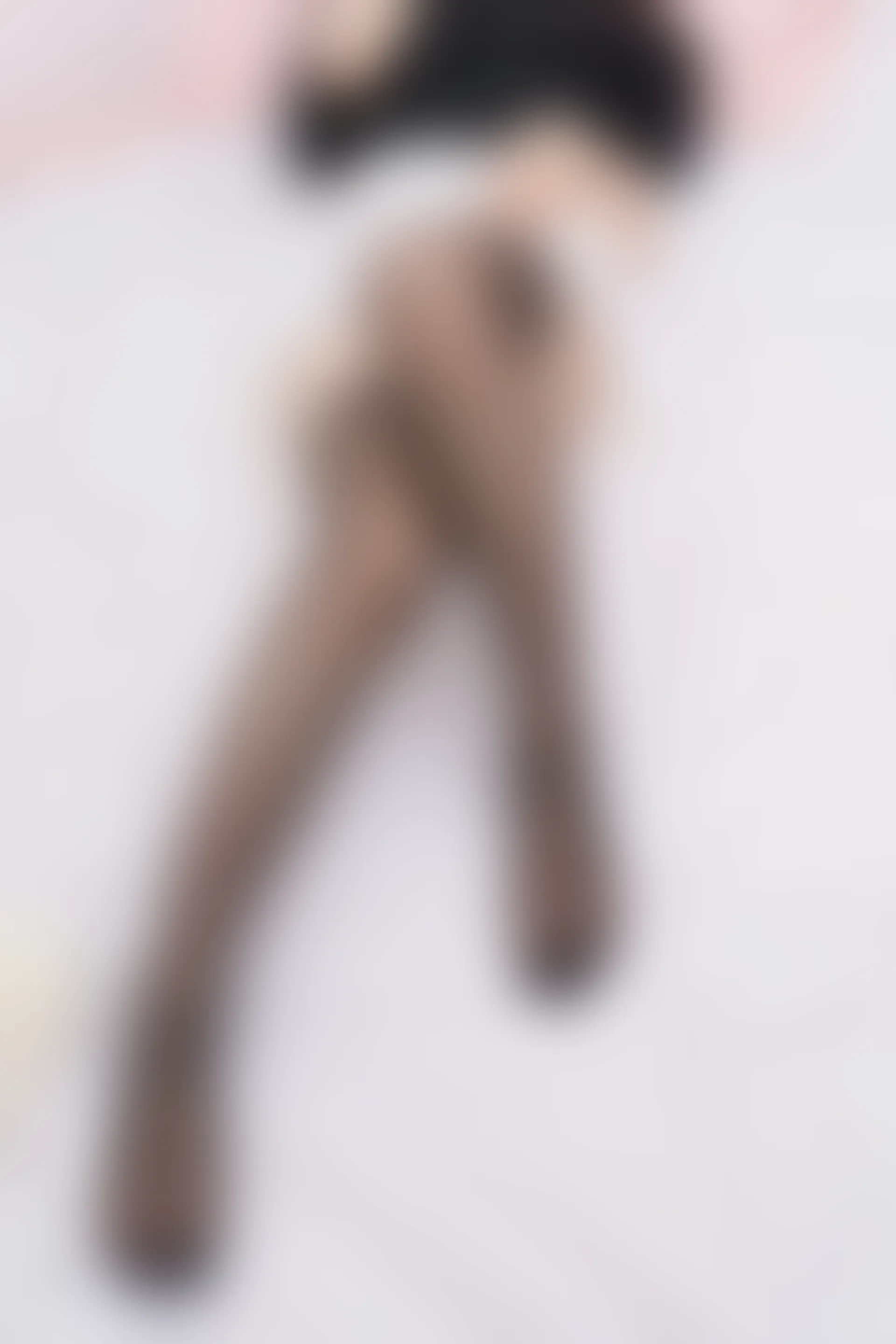 C09.003 黑丝白裙 [40P-254MB]