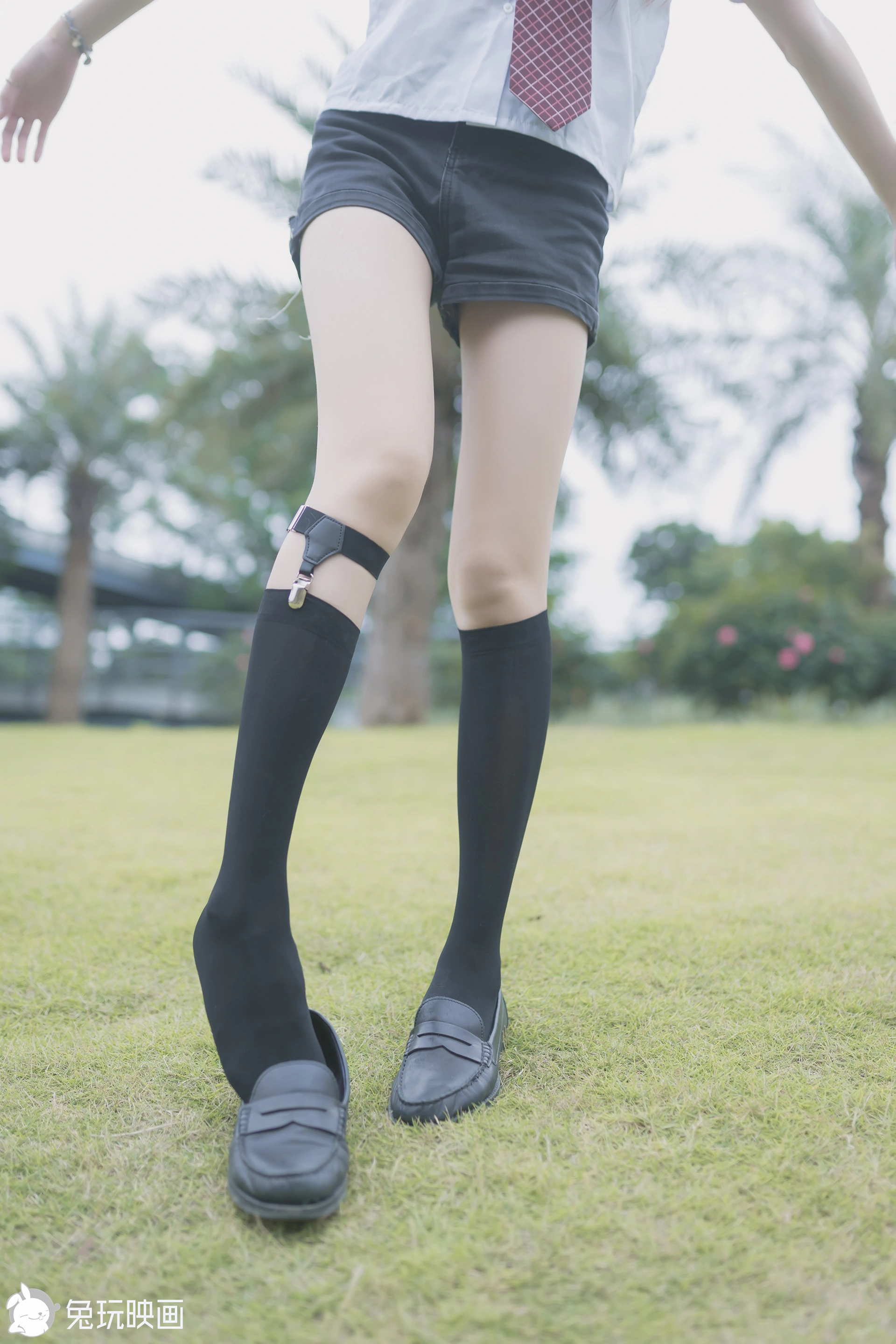 C26.002 草坪上的小细腿 [40P-116MB]
