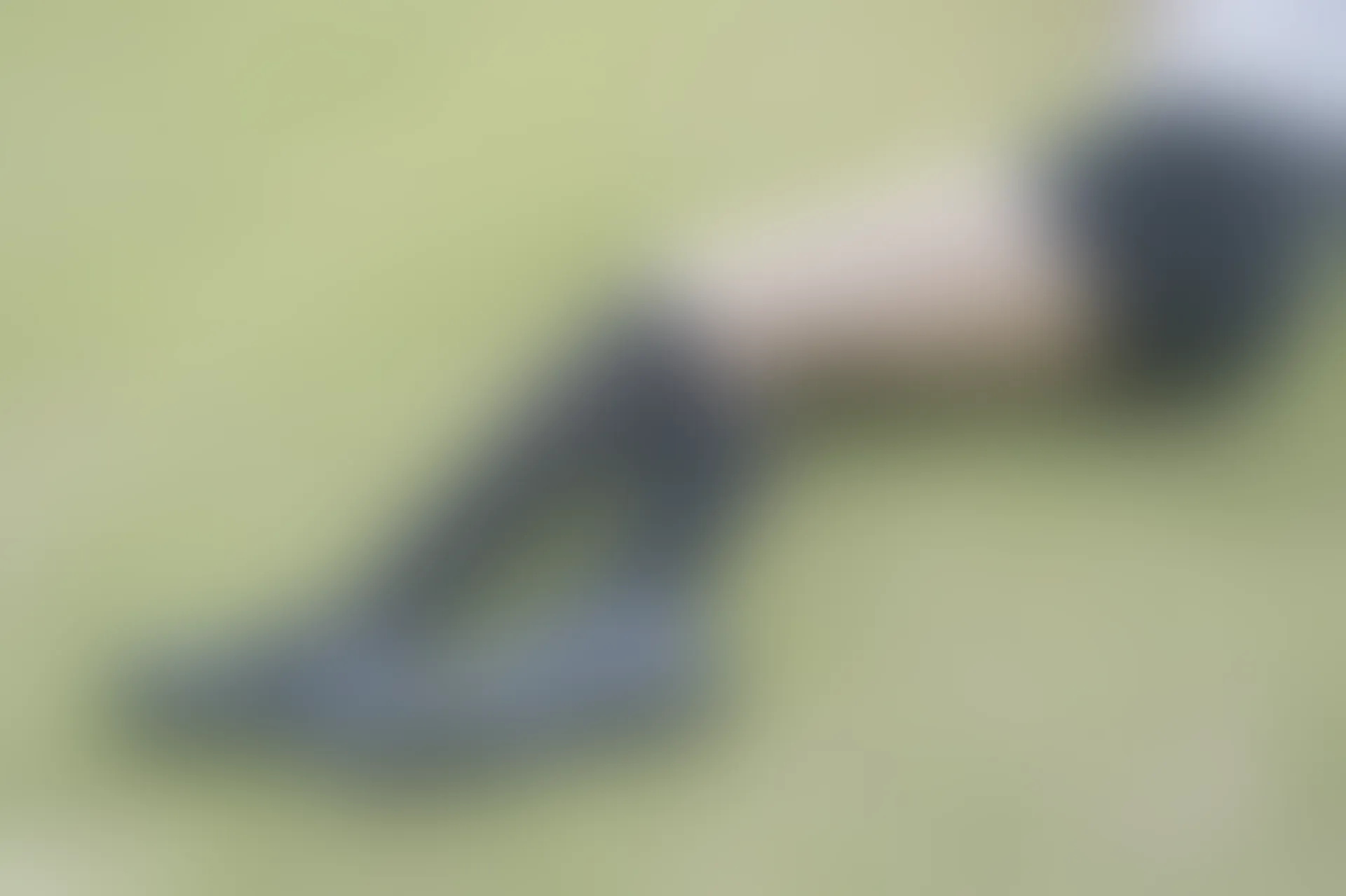 C26.002 草坪上的小细腿 [40P-116MB]