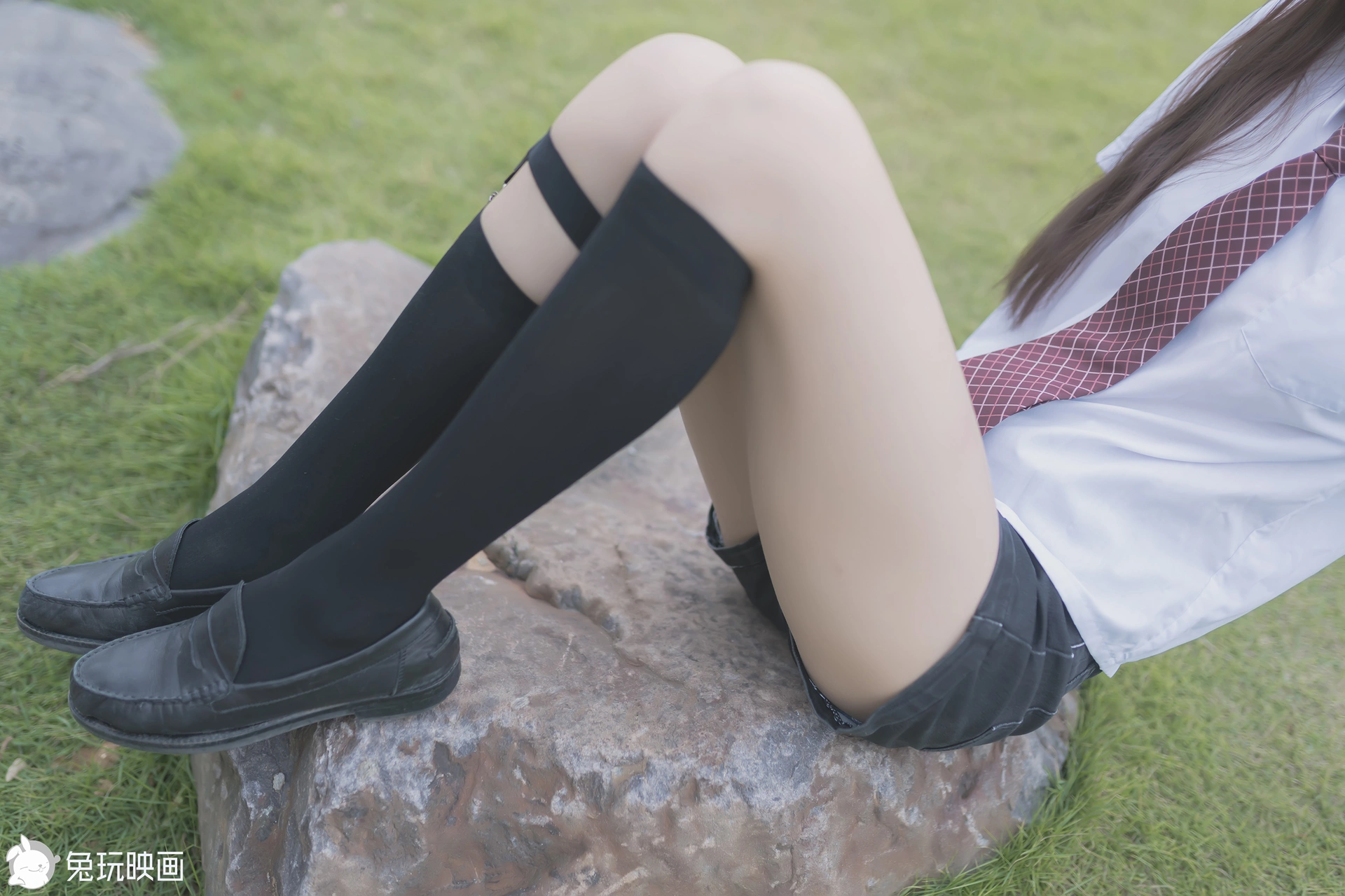C26.002 草坪上的小细腿 [40P-116MB]