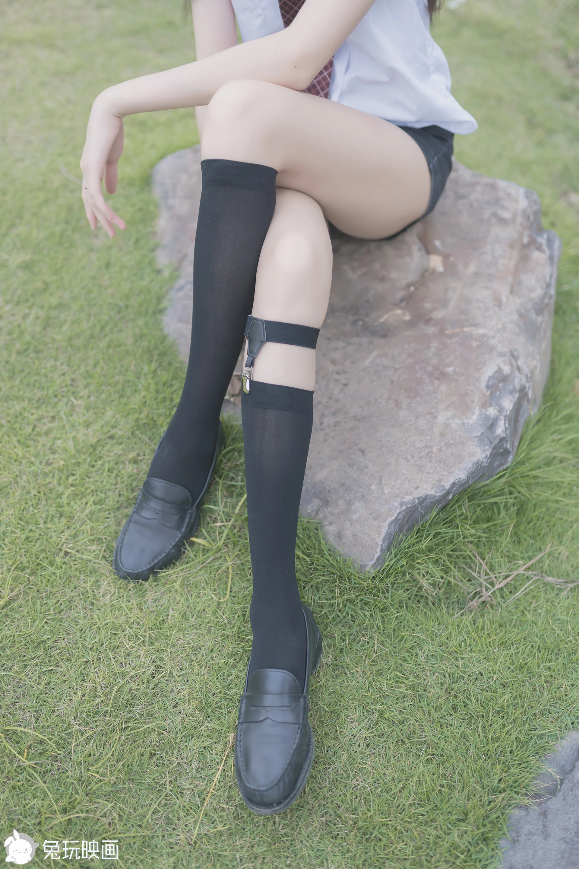 C26.002 草坪上的小细腿 [40P-116MB]