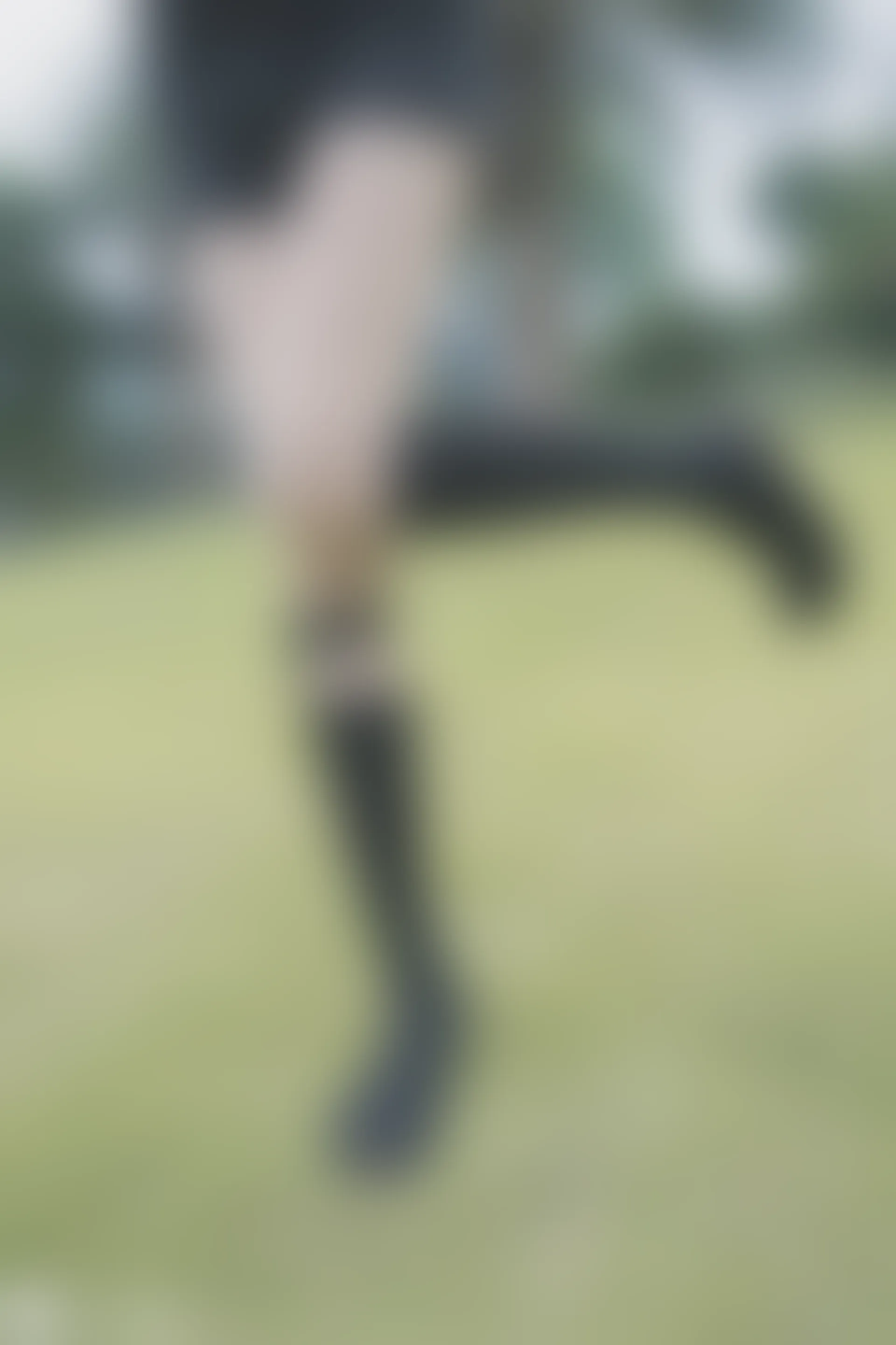 C26.002 草坪上的小细腿 [40P-116MB]