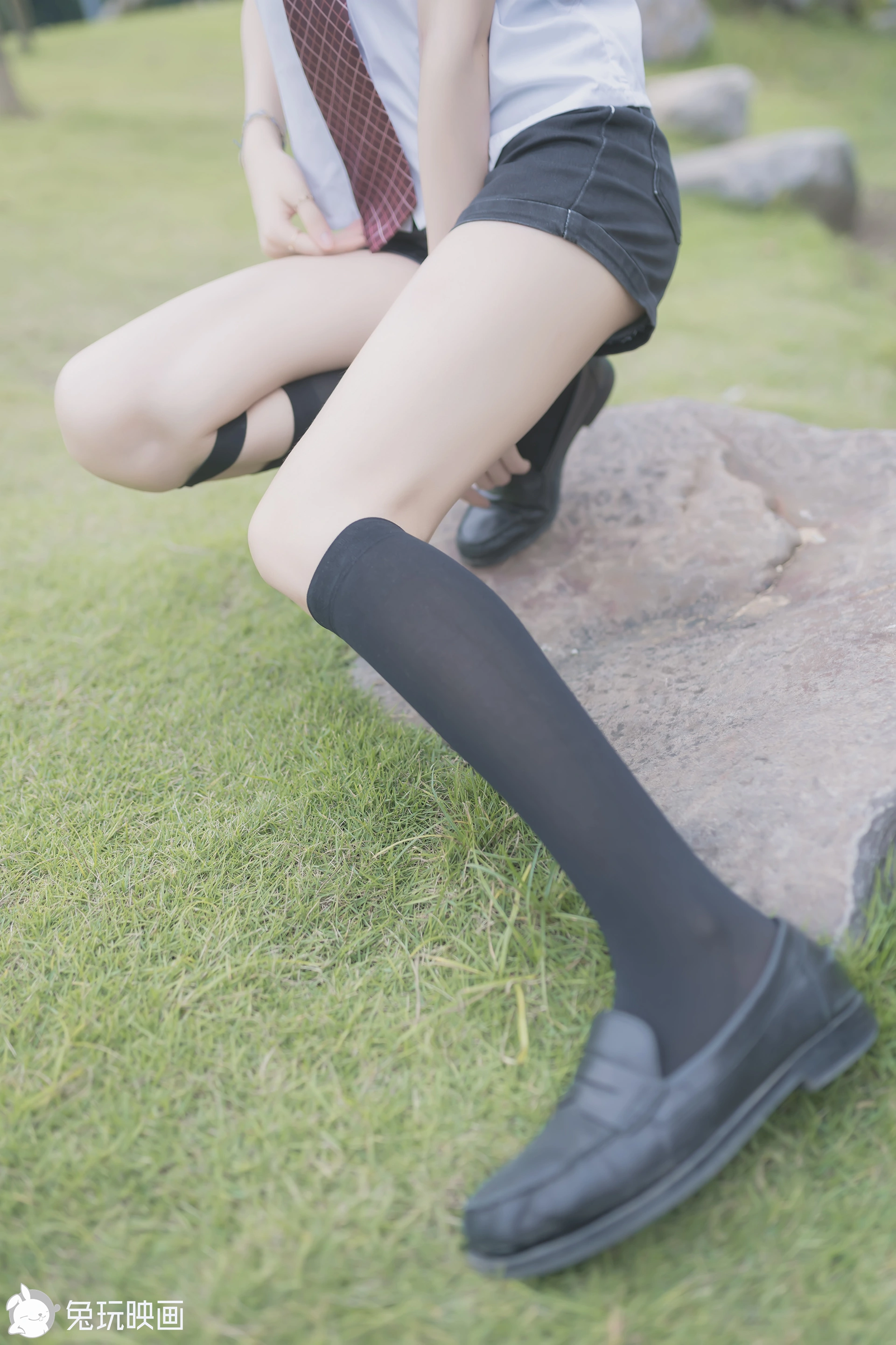 C26.002 草坪上的小细腿 [40P-116MB]