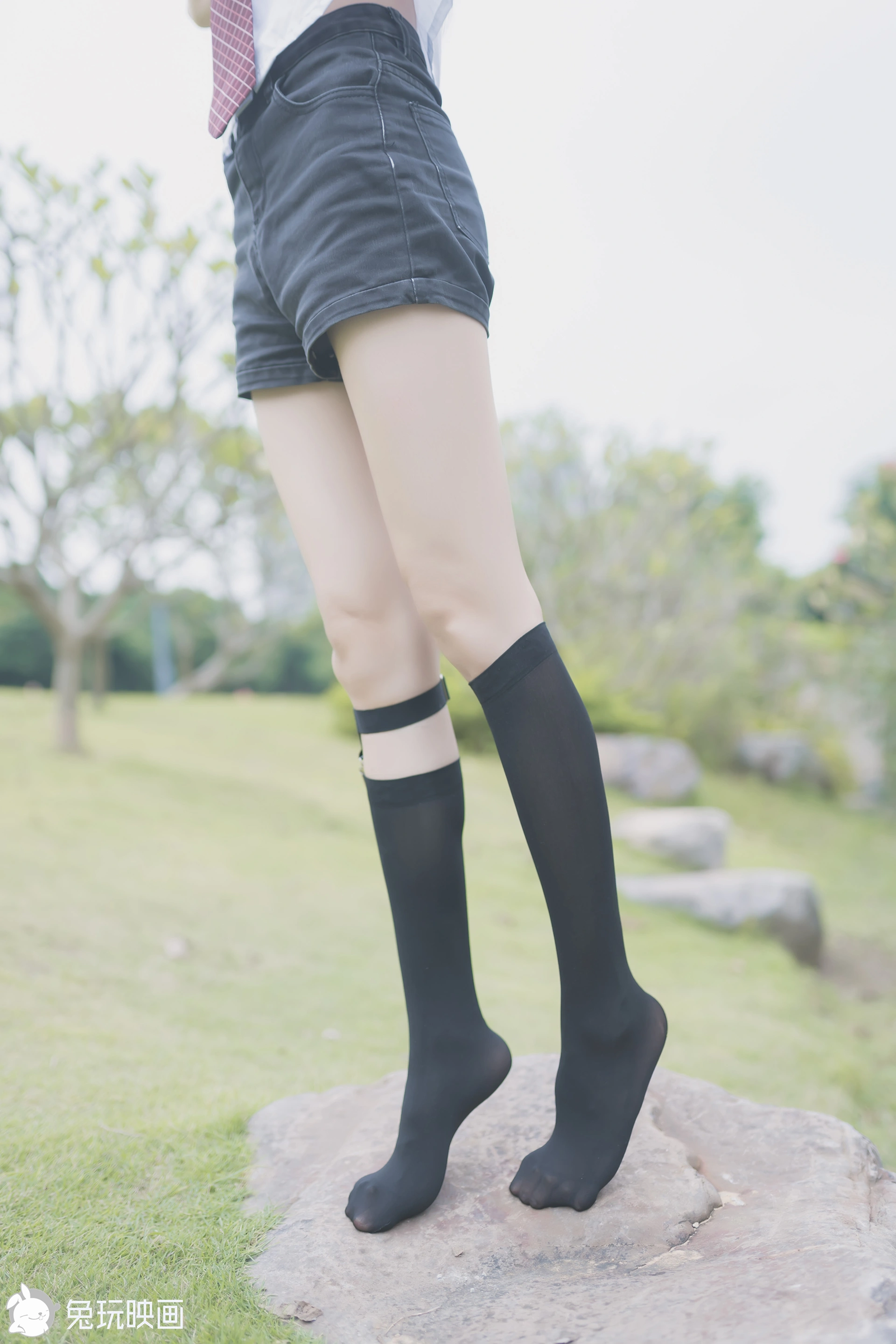 C26.002 草坪上的小细腿 [40P-116MB]