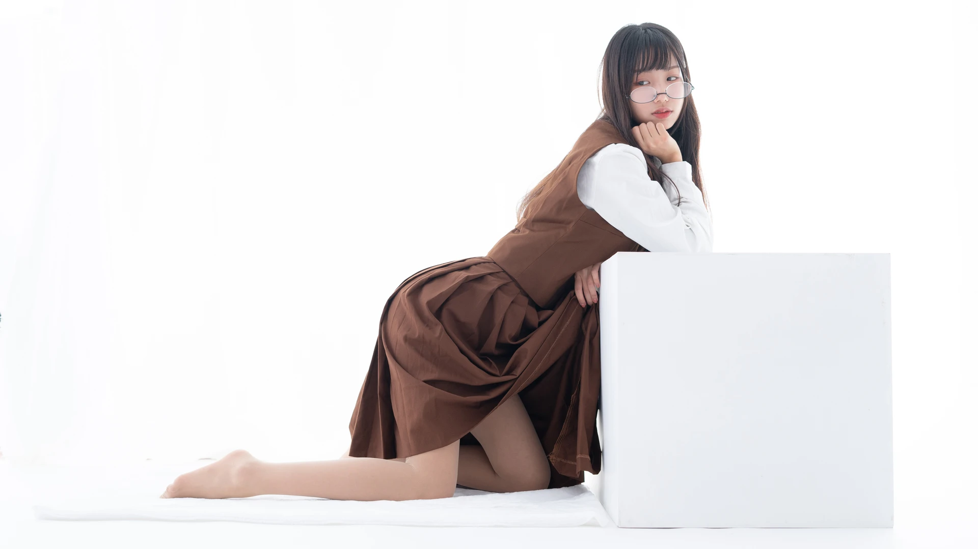 紧急企划 内部 一只喵喵梓 肉丝棕色JK裙 [48P1V-1.09GB]JK制服, 一只喵喵梓, 紧急企划, 美腿, 美足, 肉丝