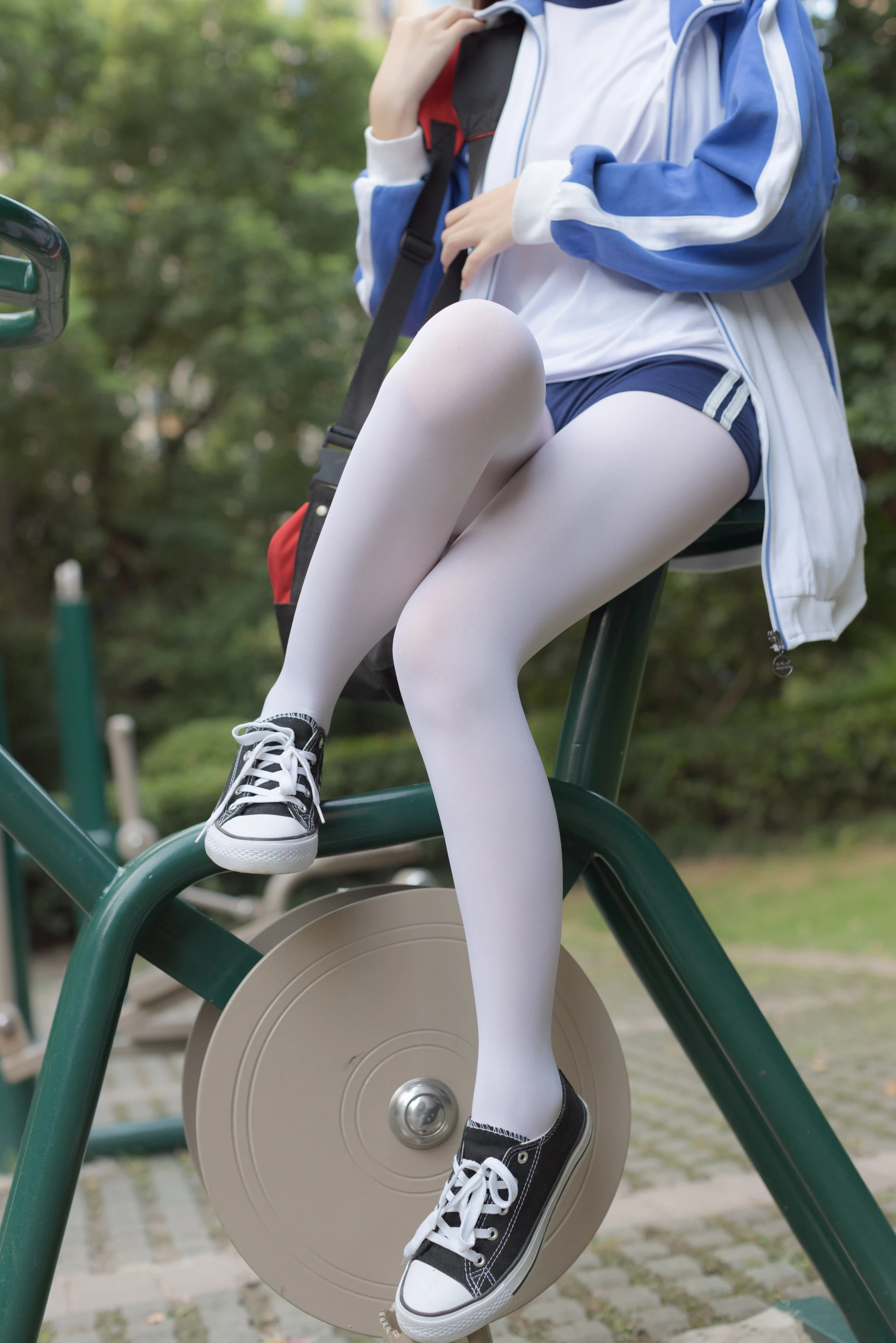 森萝财团 無料 – 05 户外白丝校服体操服[19P-243.9M]