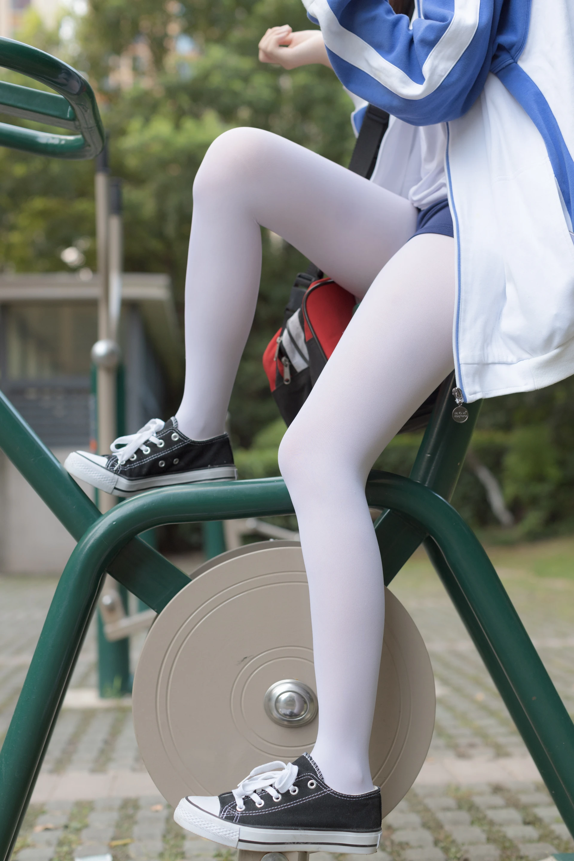 森萝财团 無料 – 05 户外白丝校服体操服[19P-243.9M]