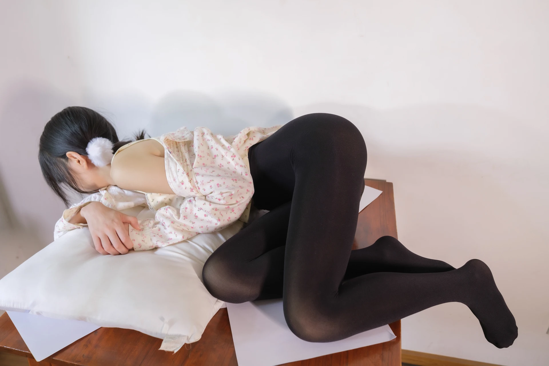 森萝财团 内部VIP系列 雏菊-02 双马尾黑丝吊带睡衣 [112P1V-3.78GB]