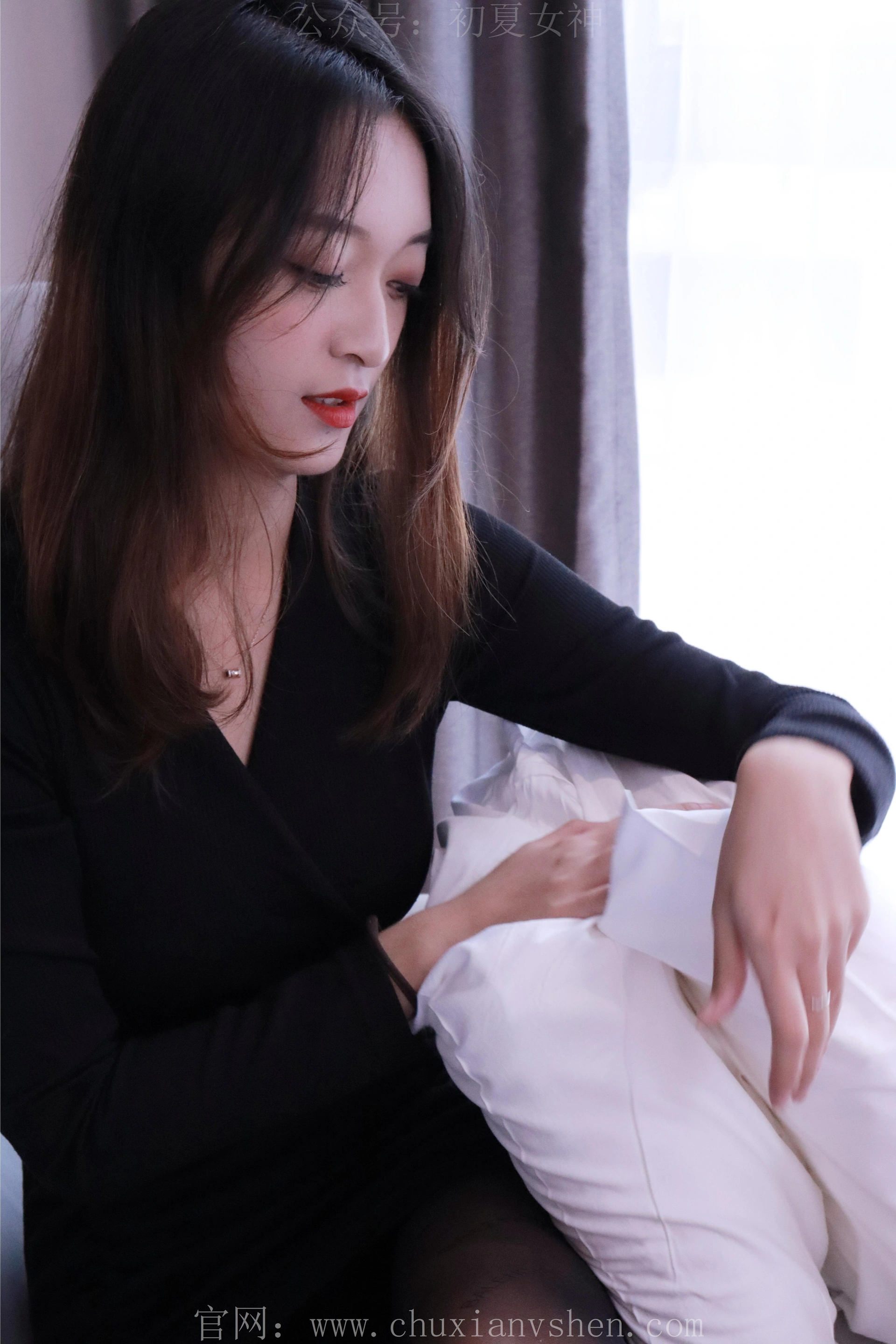 初夏女神 NO.013 依依~黑色瘦身连衣裙搭小黑皮鞋[146P-1V-3.91G]
